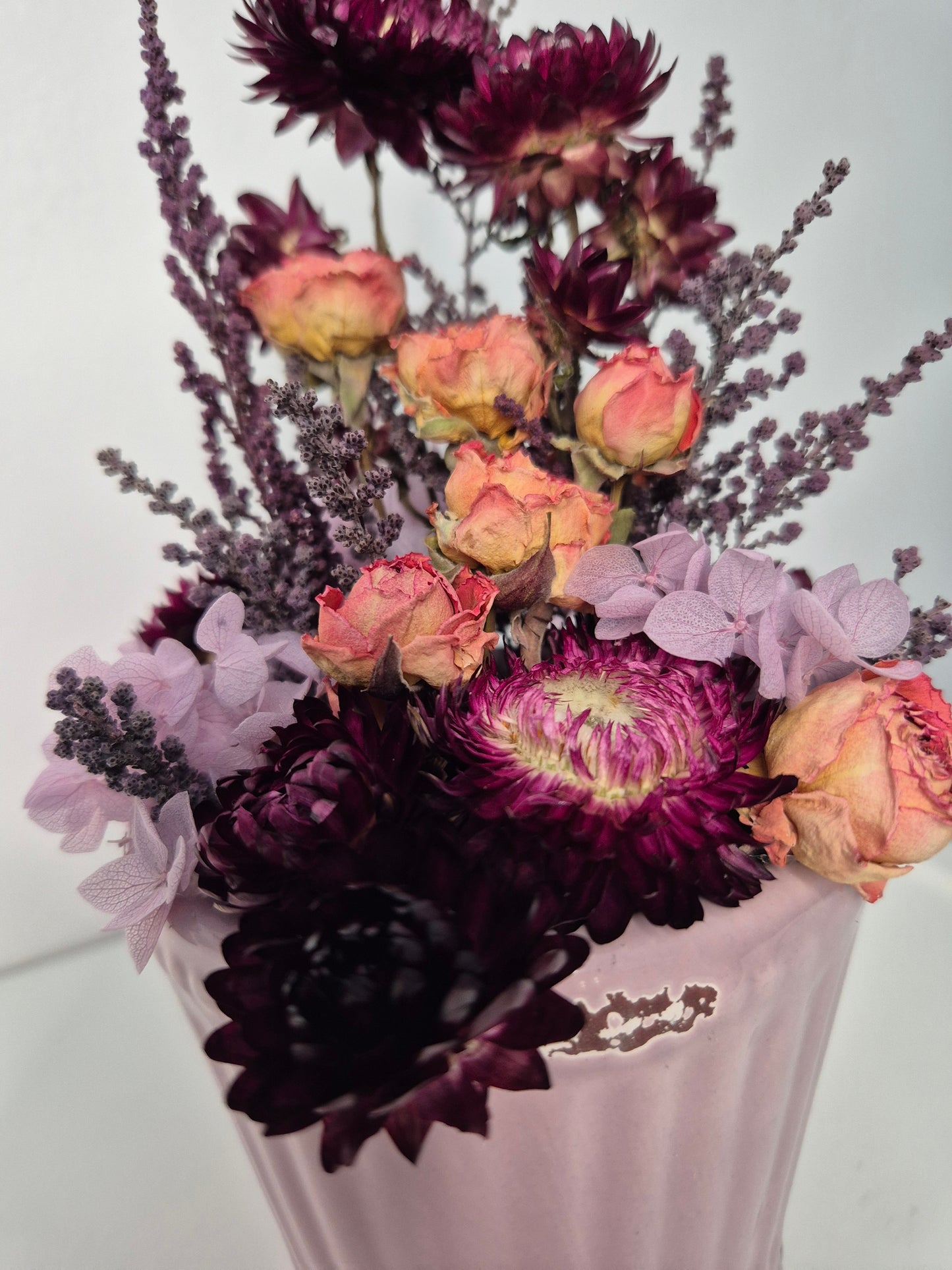 Kleines Trockenblumengesteck "Flieder-Brombeere" im Keramiktopf