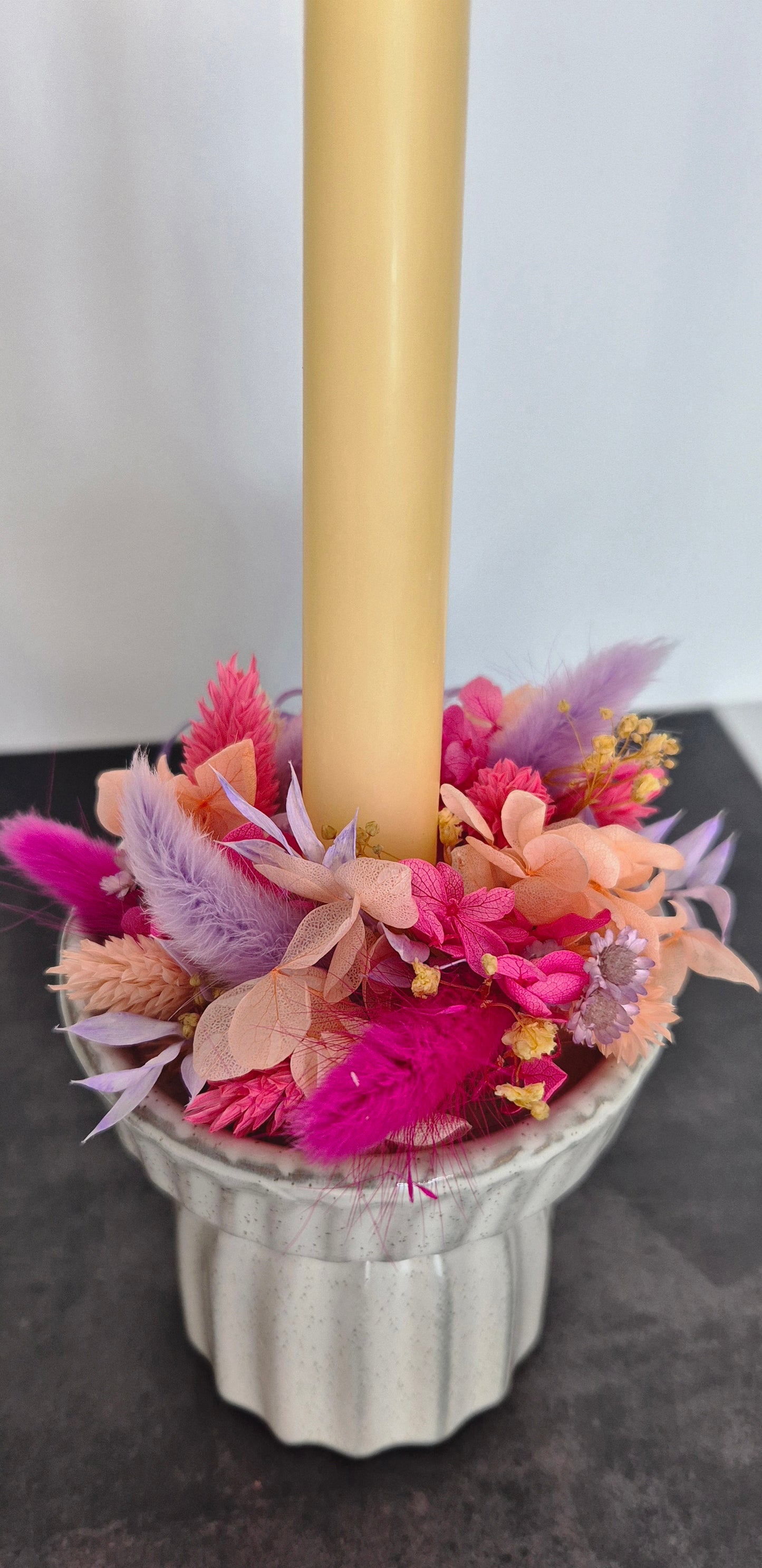 Kerzenhalter mit Trockenblumenkranz und Stabkerze "pastellgelb"