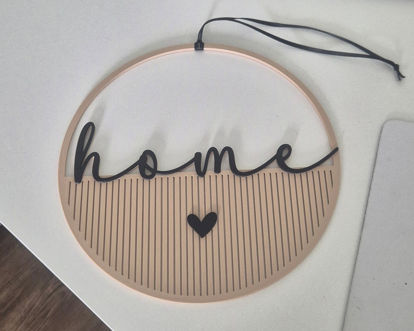 Dekoring "Paneeloptik" mit Aufschrift home und kleinem Herz