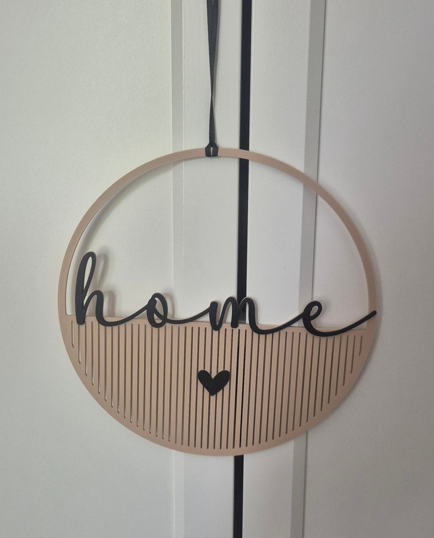 Dekoring "Paneeloptik" mit Aufschrift home und kleinem Herz