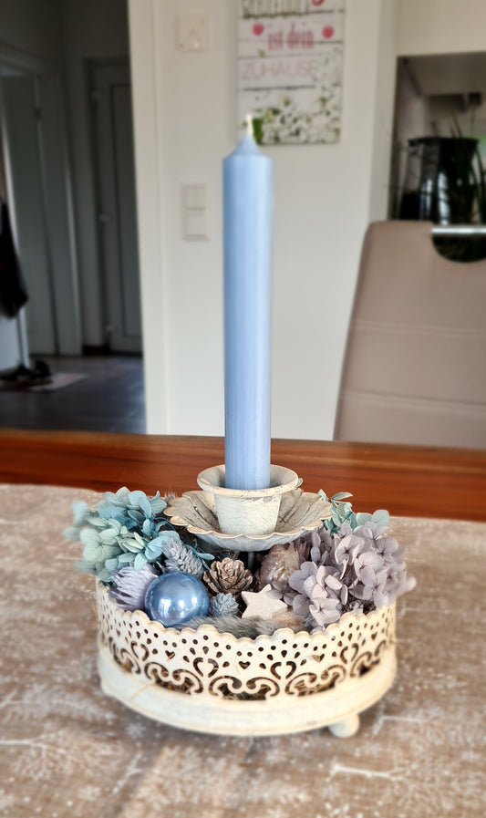 Kerzenhalter "Vintage-Weiß" aus Metall mit Kerze in blau-grau und weihnachtlichen Details in blau-grau und weiß.