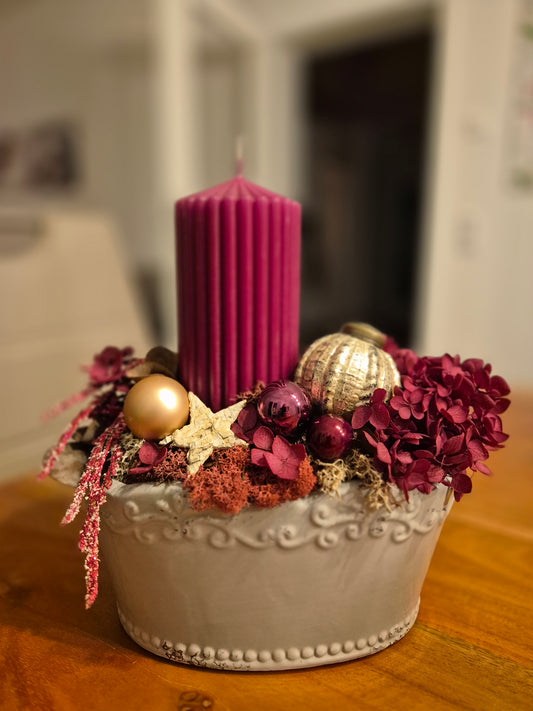 Hellgraue Keramikschale mit beerenfarbiger, gerillter Kerze und weihnachtlichen Details in Beere/Creme