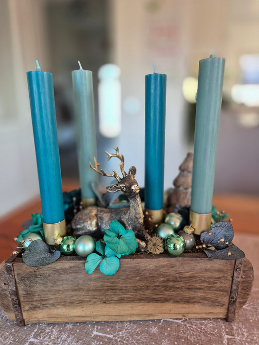 Adventsgesteck "Holzkiste Petrol-Grün-Gold" mit Dekohirsch und Holztannenbaum
