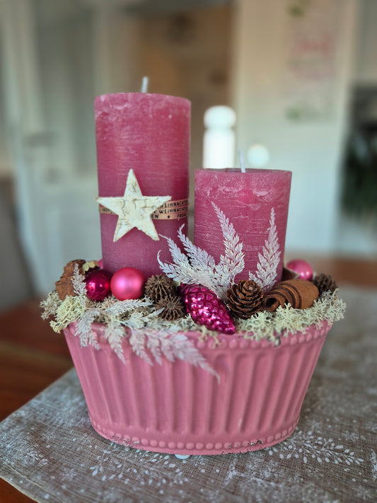 Keramikschale "Antik-Rosa" mit 2 Rustikkerzen Antik-Rosa und weihnachtlichen Details in dunklem Rosa, Weiß und braun