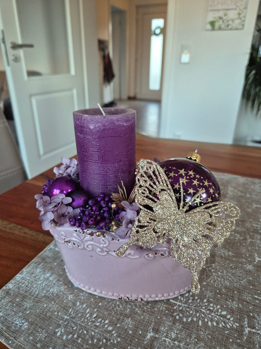 Fliederfarbene Keramikschale mit Rustikkerze Lila und weihnachtlichen Details in Lila und Gold