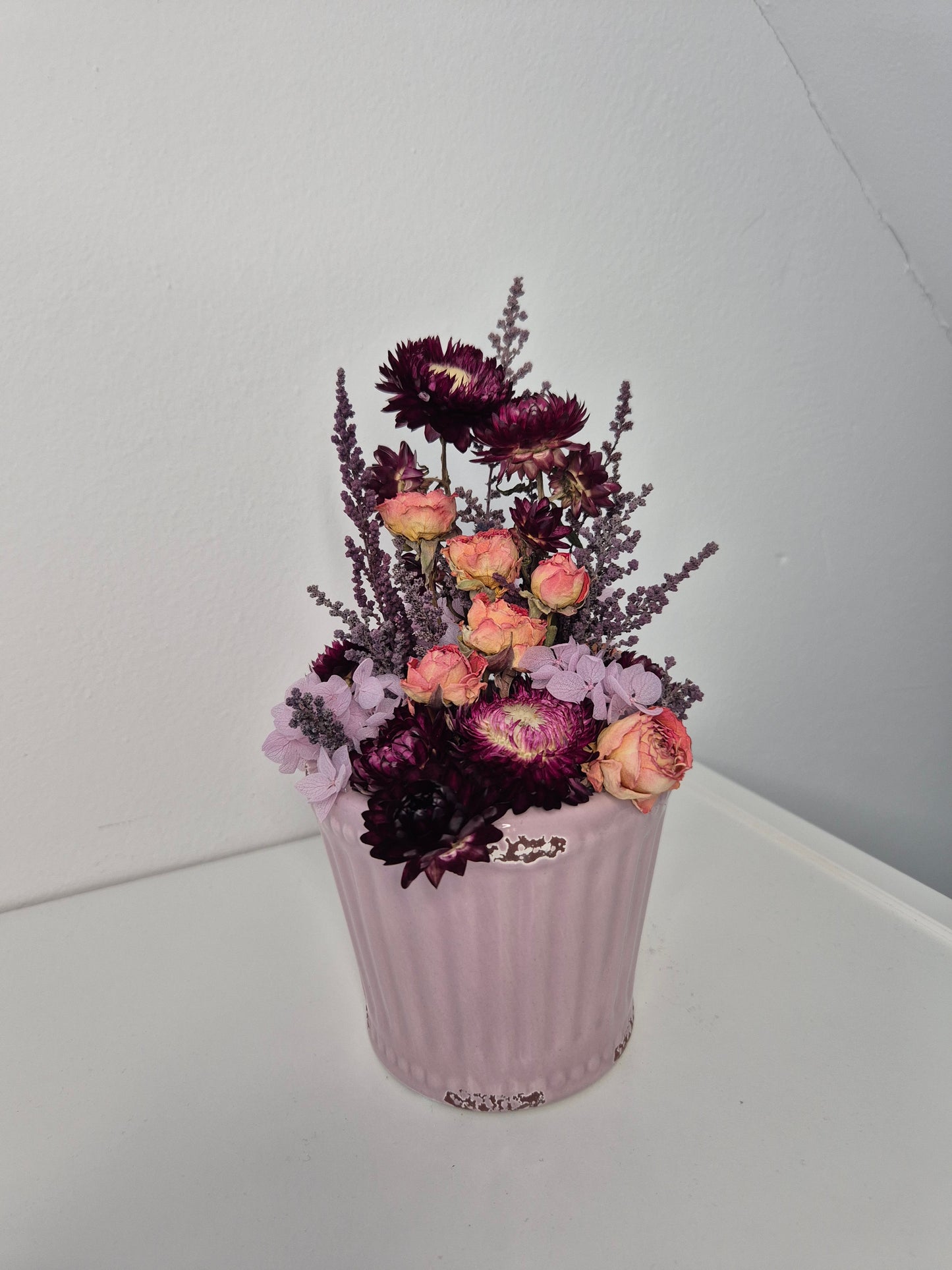 Kleines Trockenblumengesteck "Flieder-Brombeere" im Keramiktopf