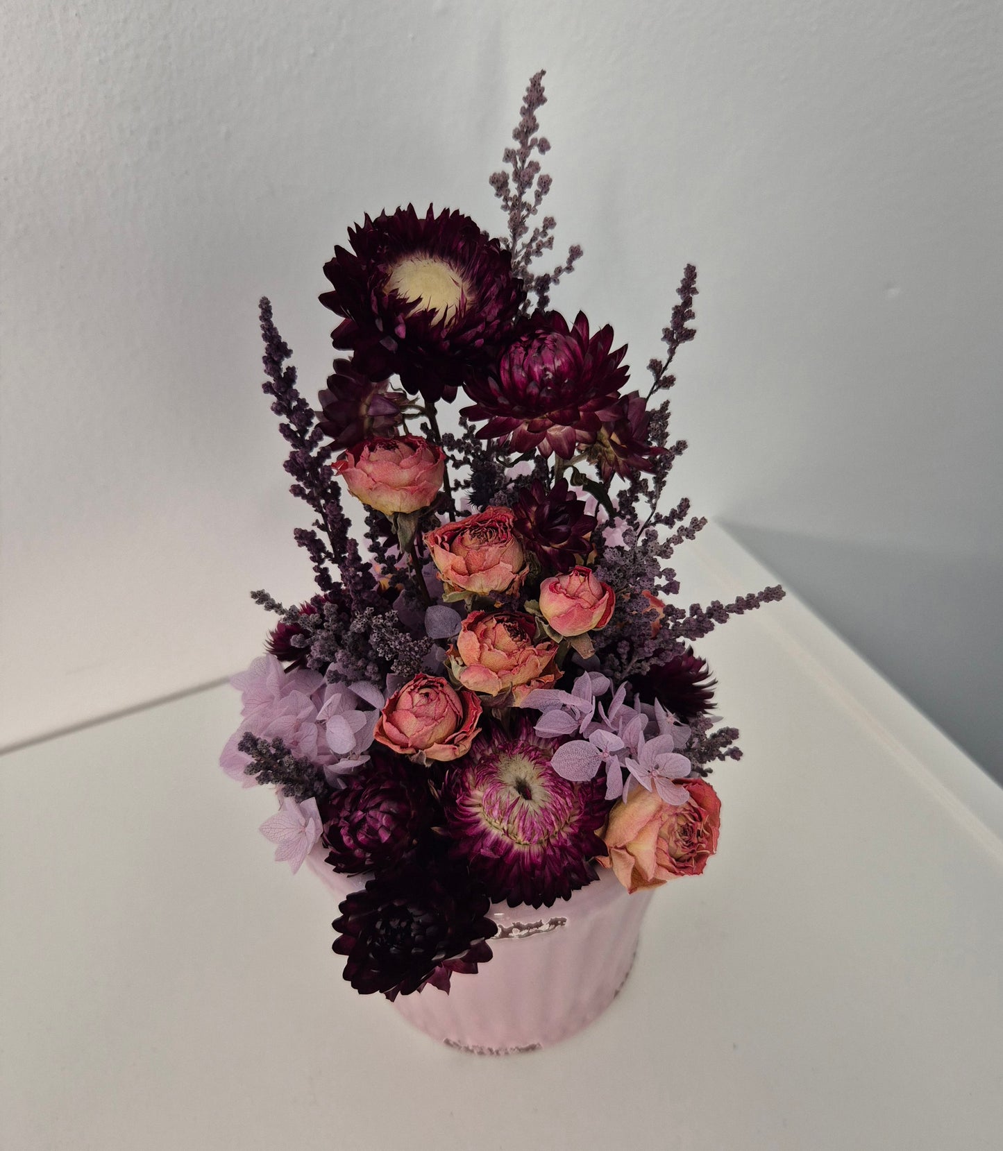 Kleines Trockenblumengesteck "Flieder-Brombeere" im Keramiktopf