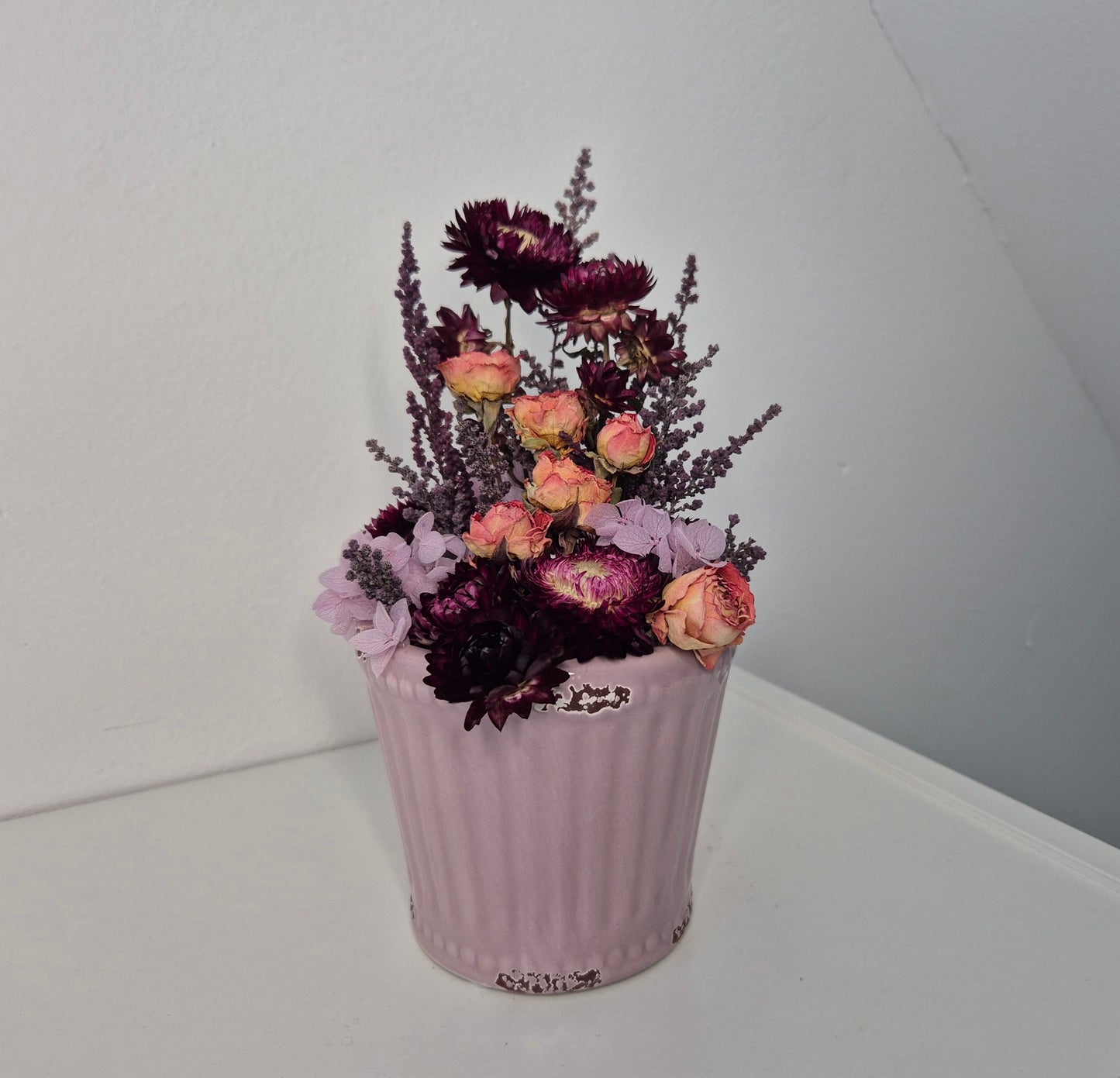 Kleines Trockenblumengesteck "Flieder-Brombeere" im Keramiktopf