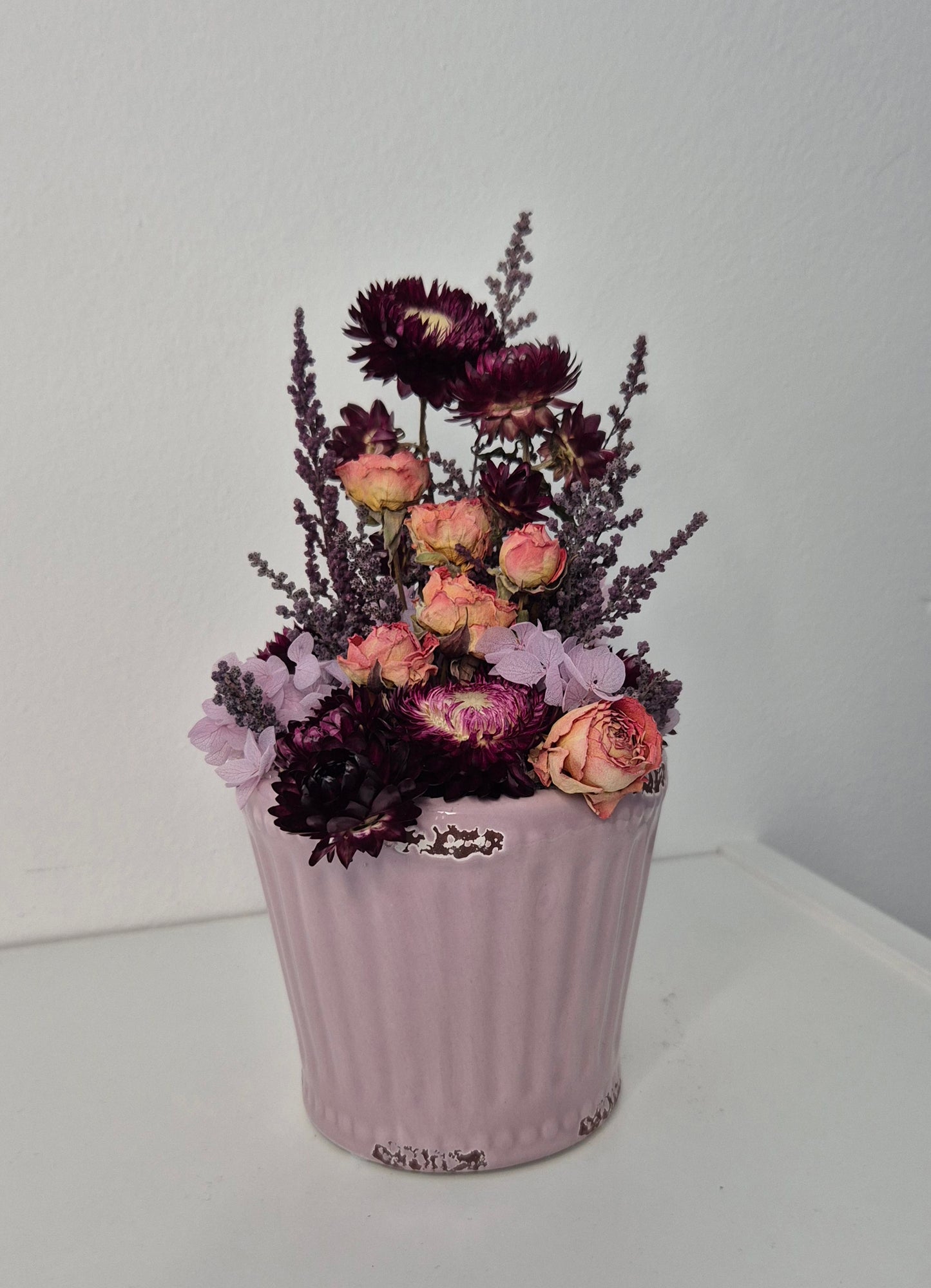 Kleines Trockenblumengesteck "Flieder-Brombeere" im Keramiktopf