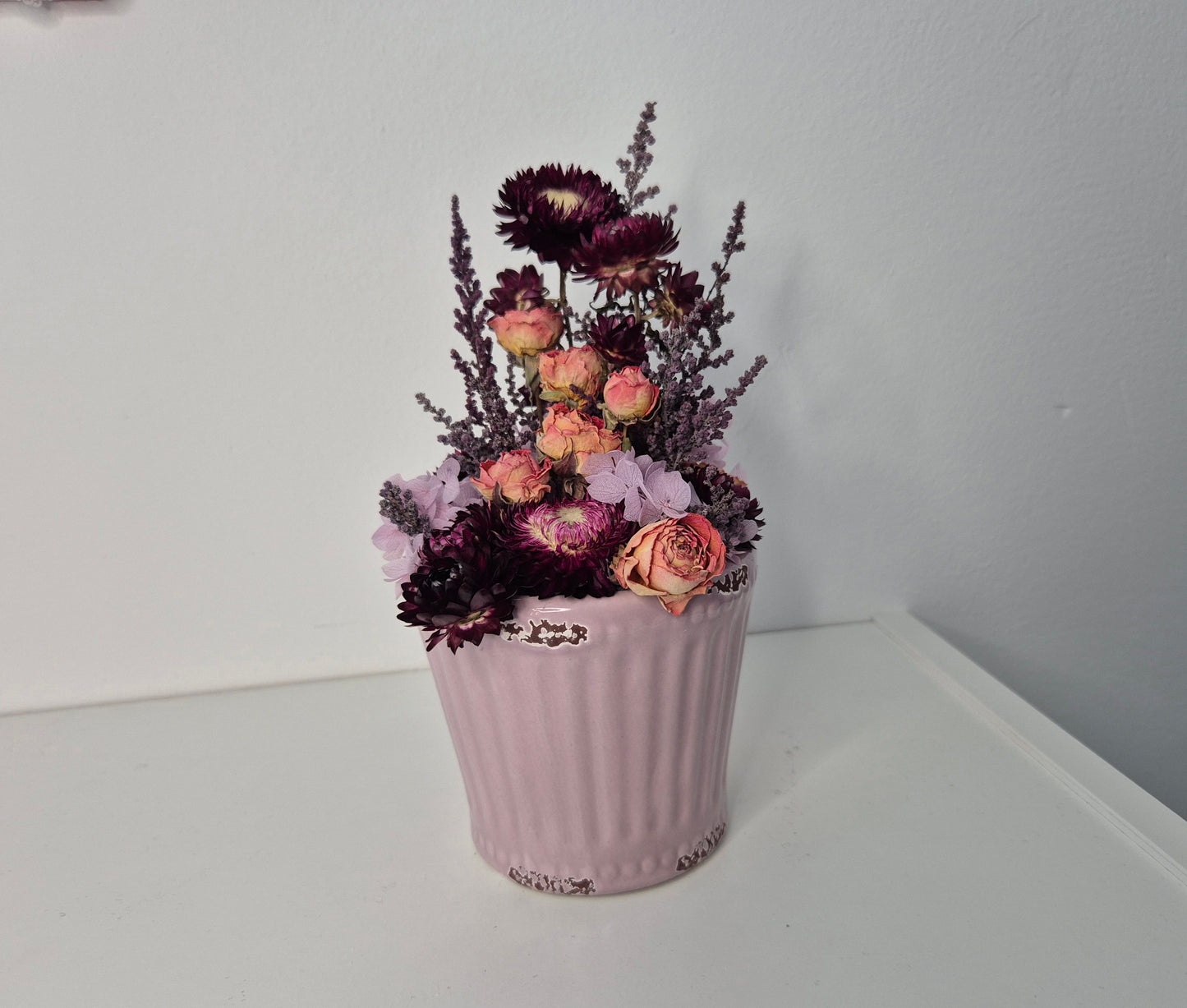 Kleines Trockenblumengesteck "Flieder-Brombeere" im Keramiktopf
