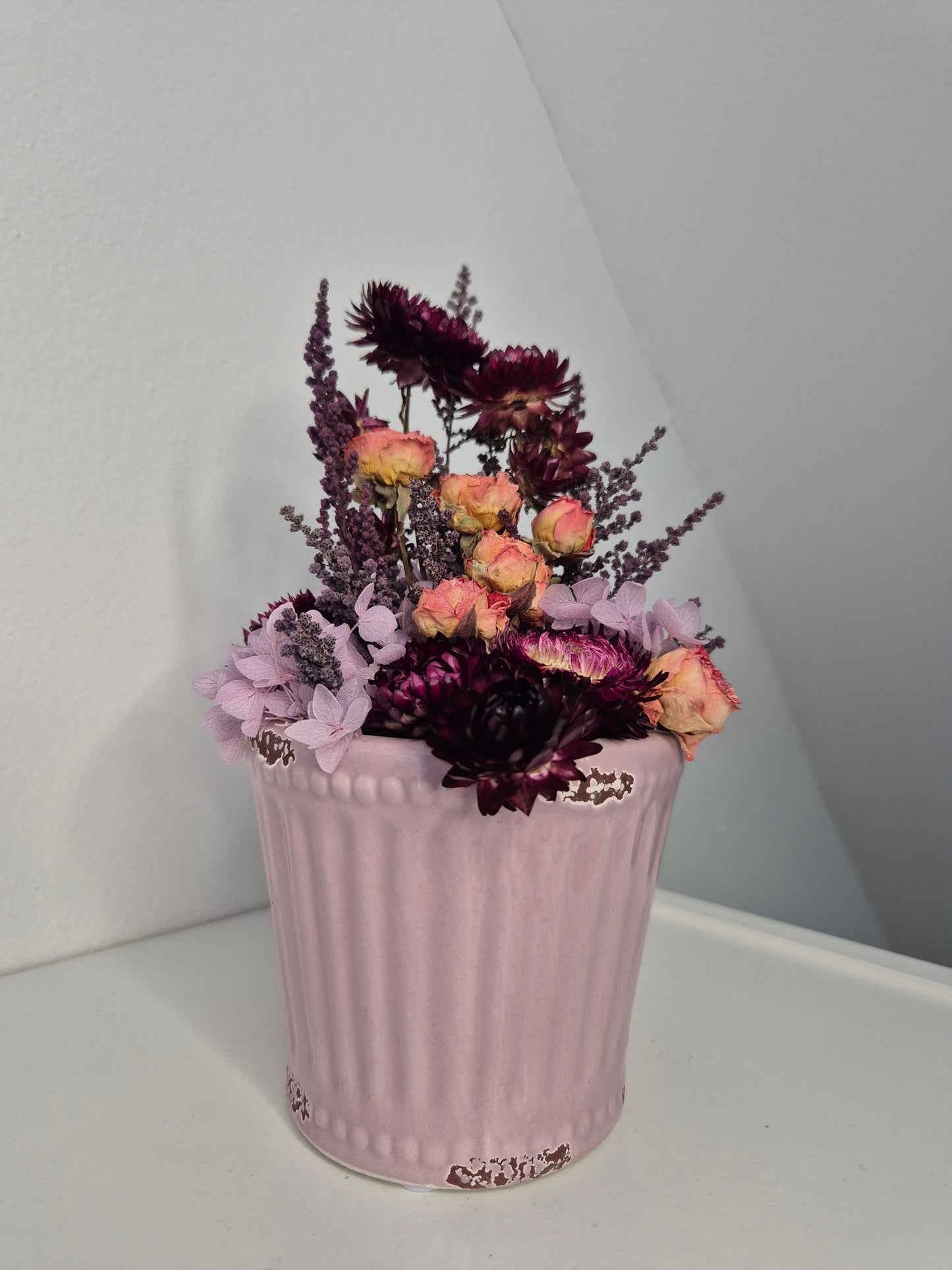 Kleines Trockenblumengesteck "Flieder-Brombeere" im Keramiktopf