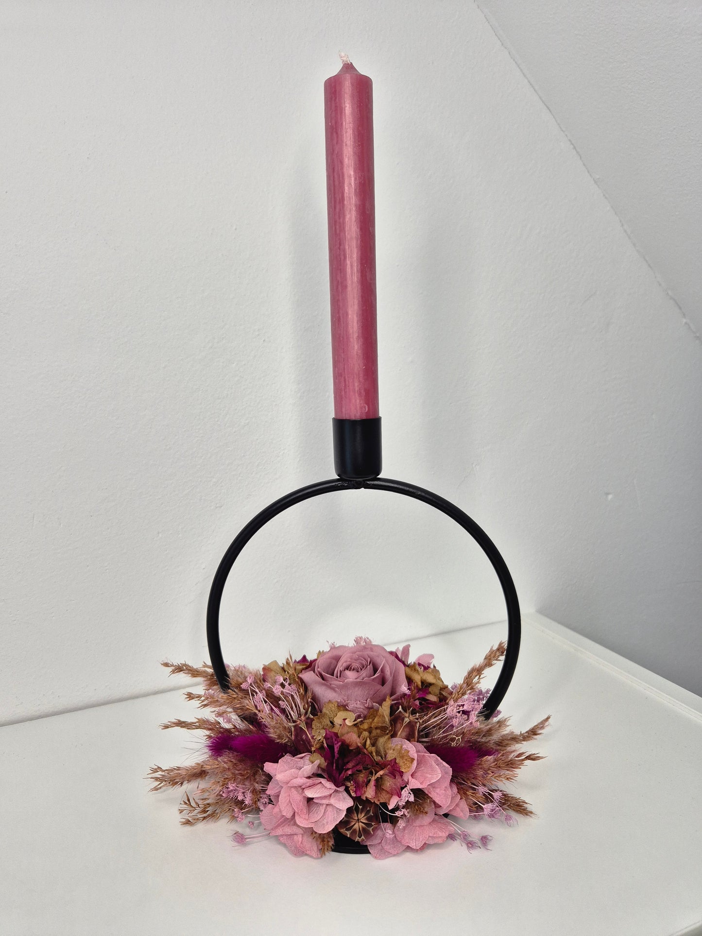 Kerzenhalter "Ring" schwarz mit Trockenblumen und Kerze