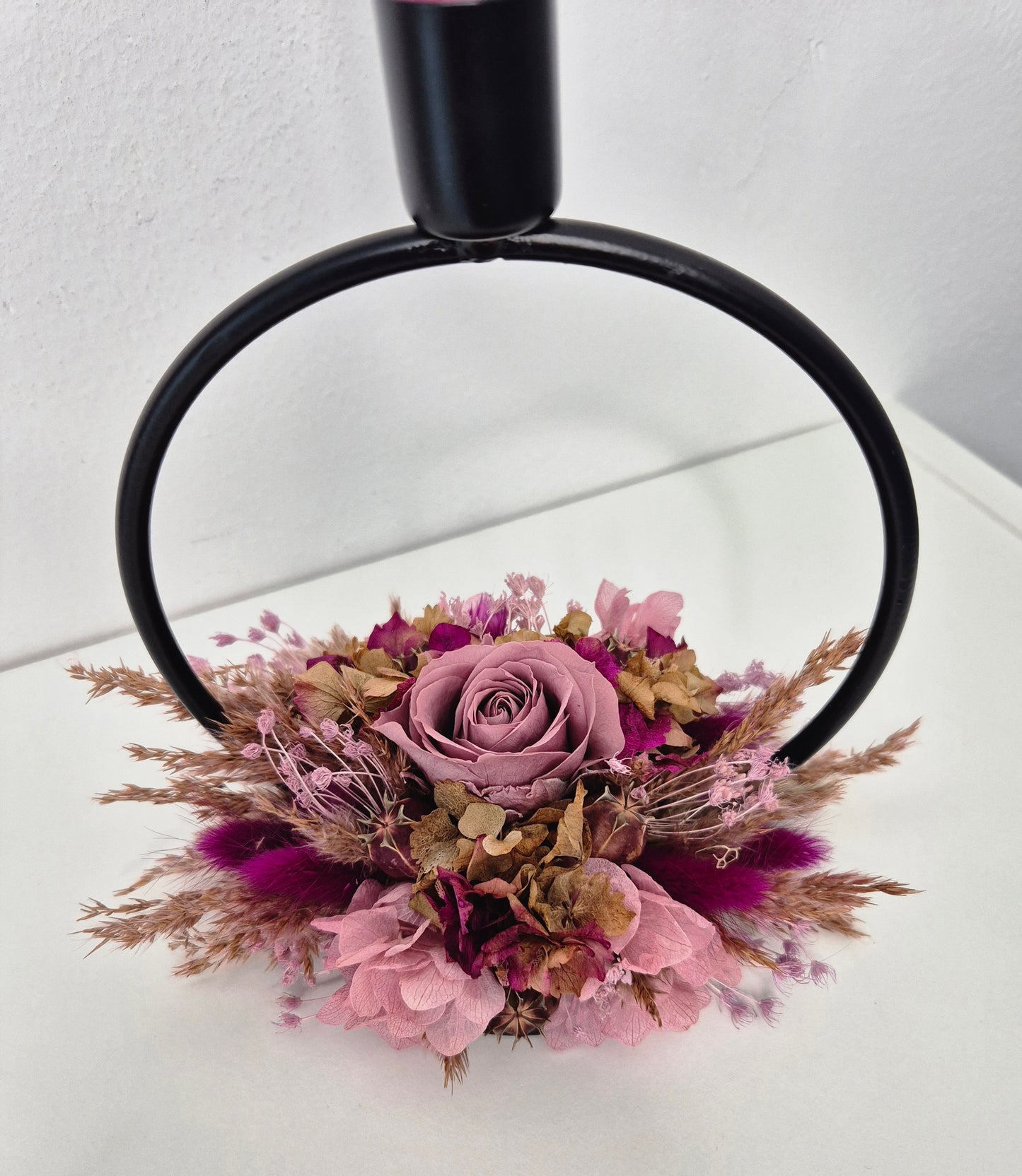 Kerzenhalter "Ring" schwarz mit Trockenblumen und Kerze