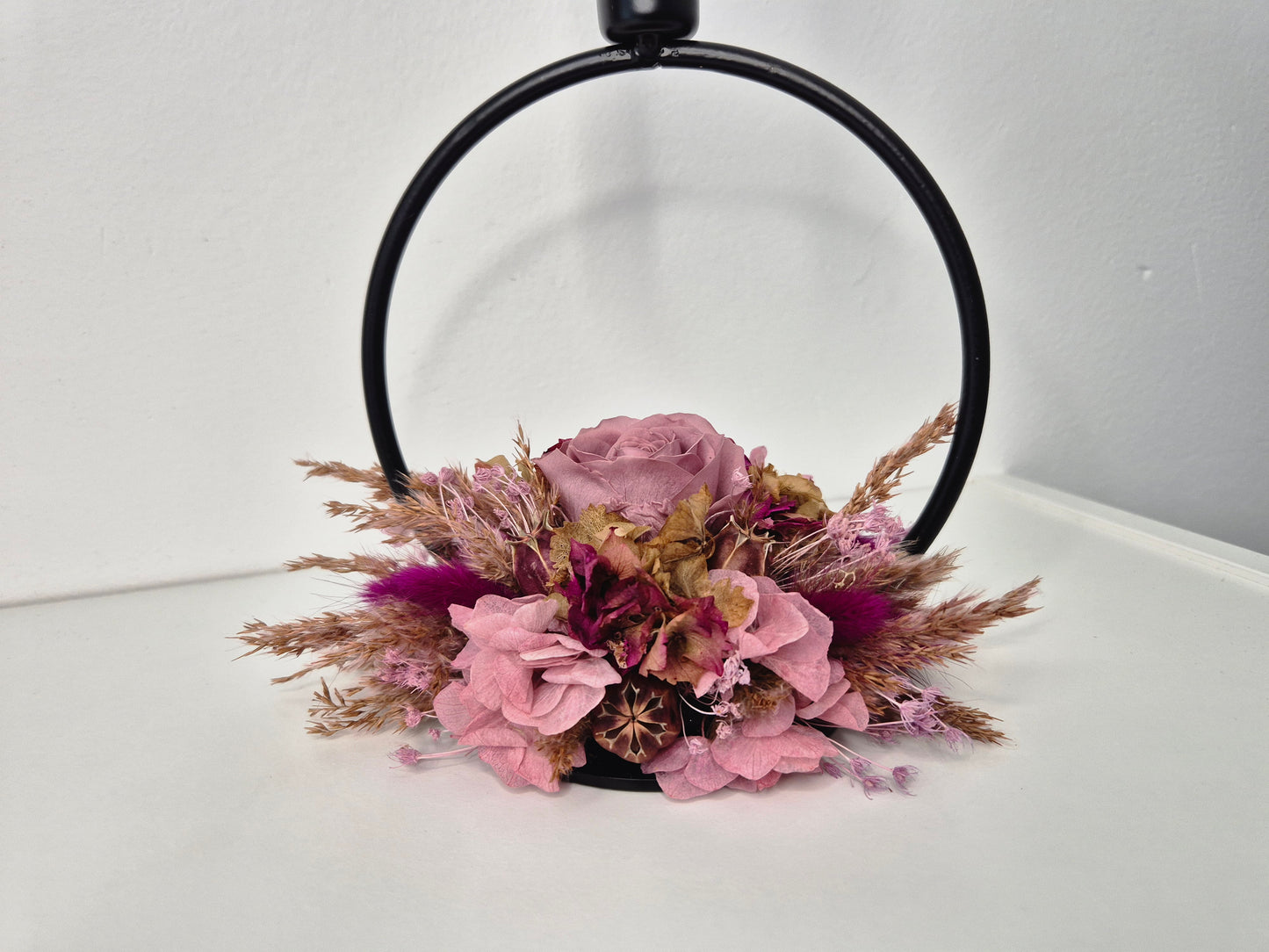 Kerzenhalter "Ring" schwarz mit Trockenblumen und Kerze