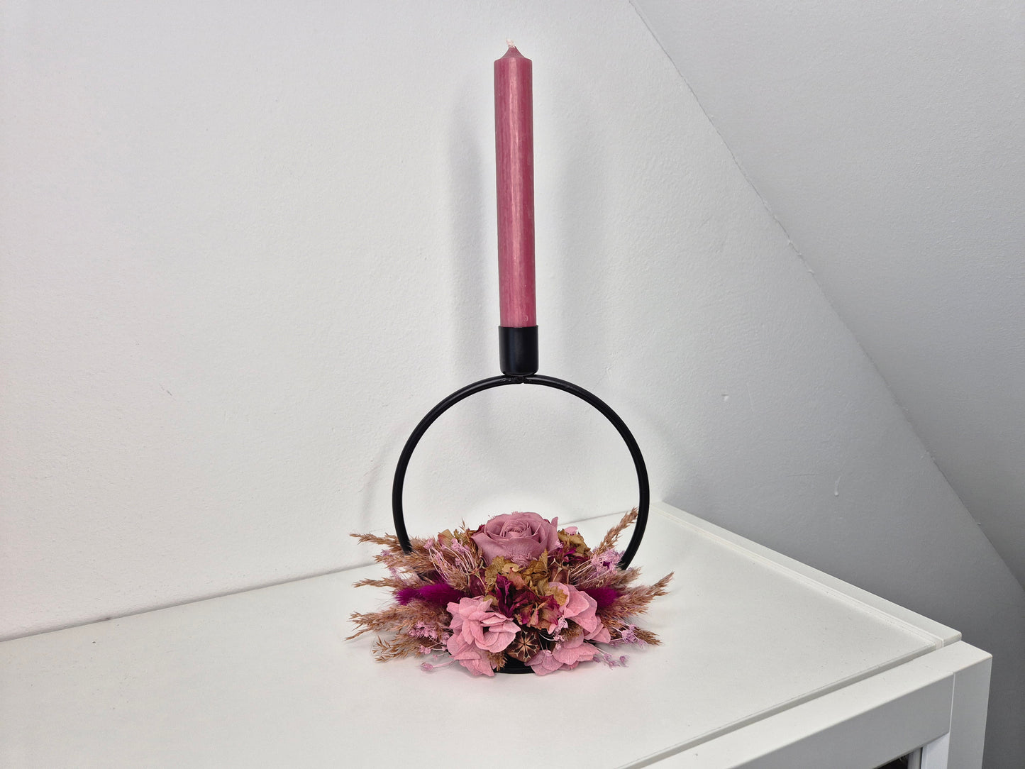 Kerzenhalter "Ring" schwarz mit Trockenblumen und Kerze