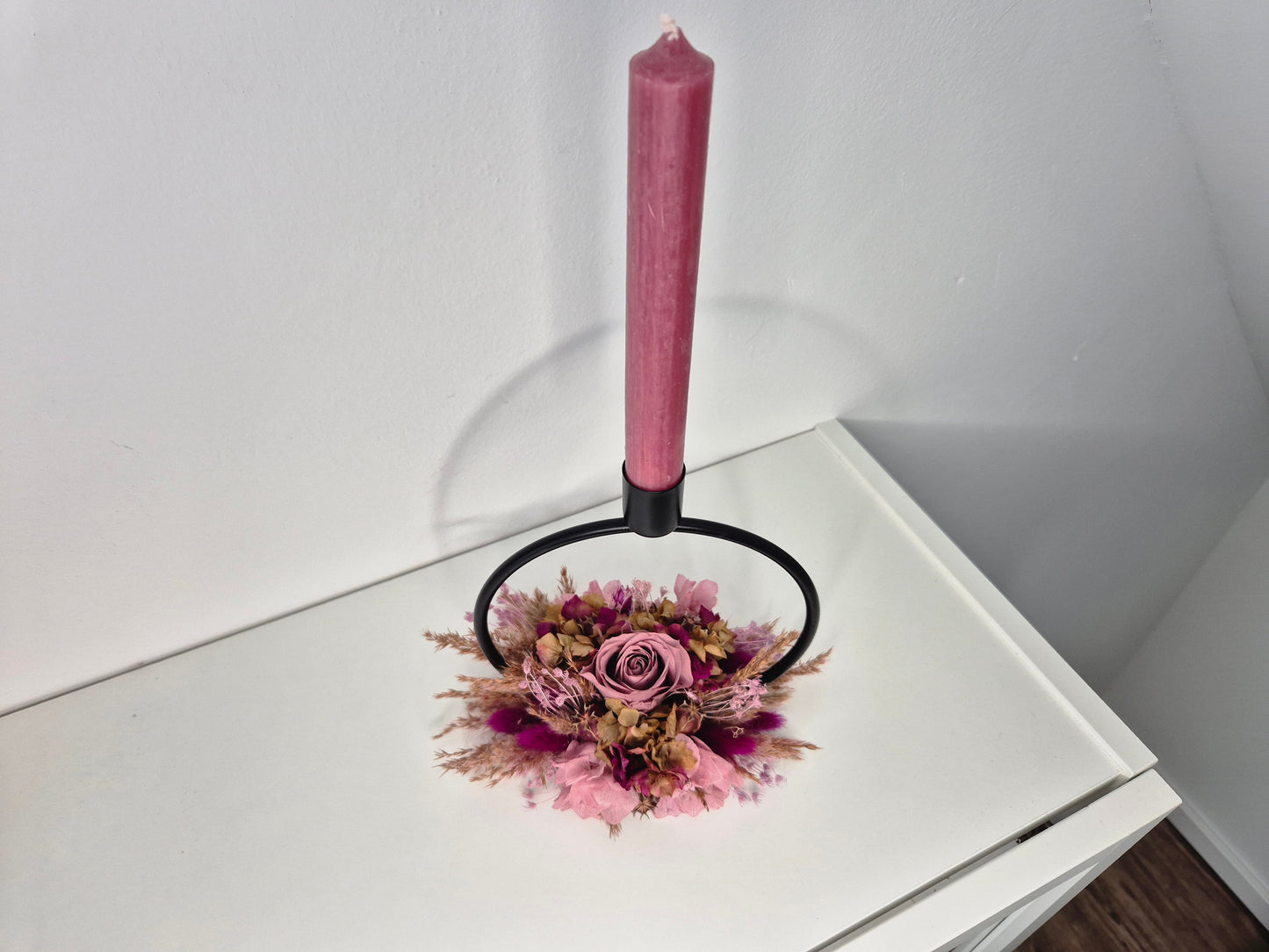 Kerzenhalter "Ring" schwarz mit Trockenblumen und Kerze