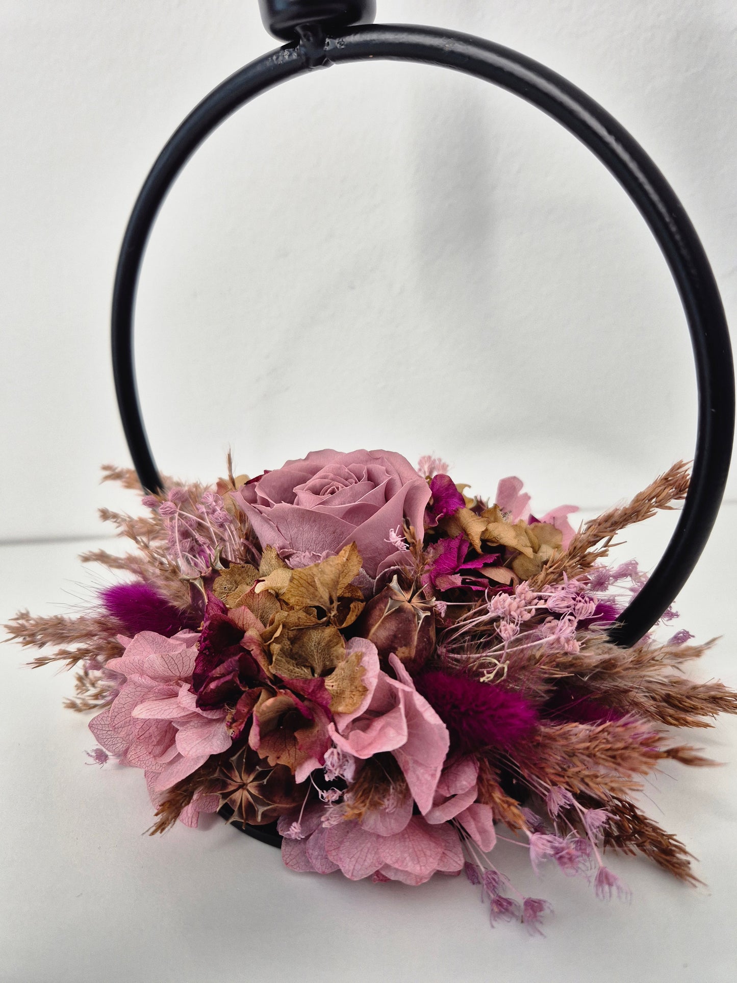 Kerzenhalter "Ring" schwarz mit Trockenblumen und Kerze