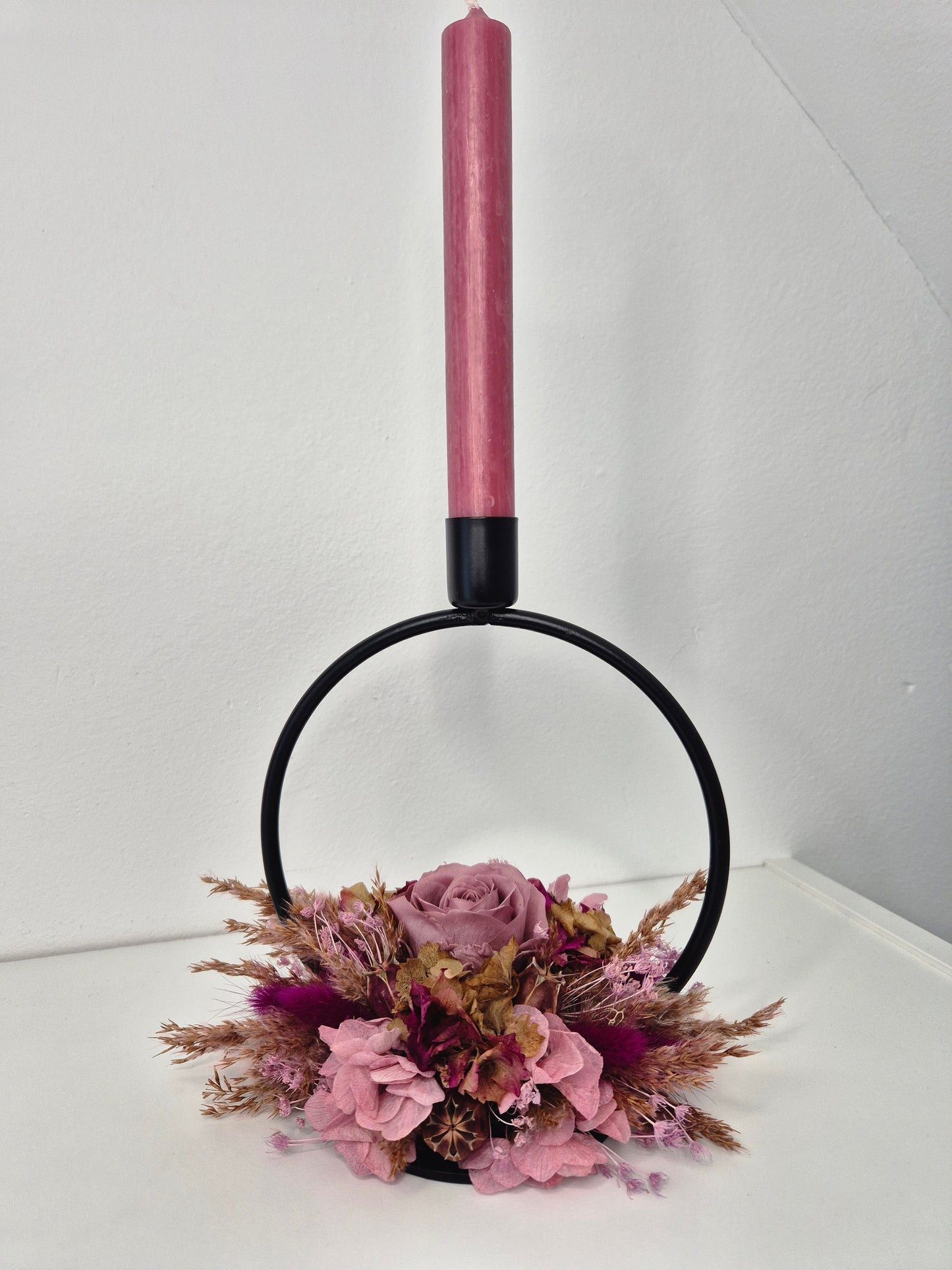 Kerzenhalter "Ring" schwarz mit Trockenblumen und Kerze