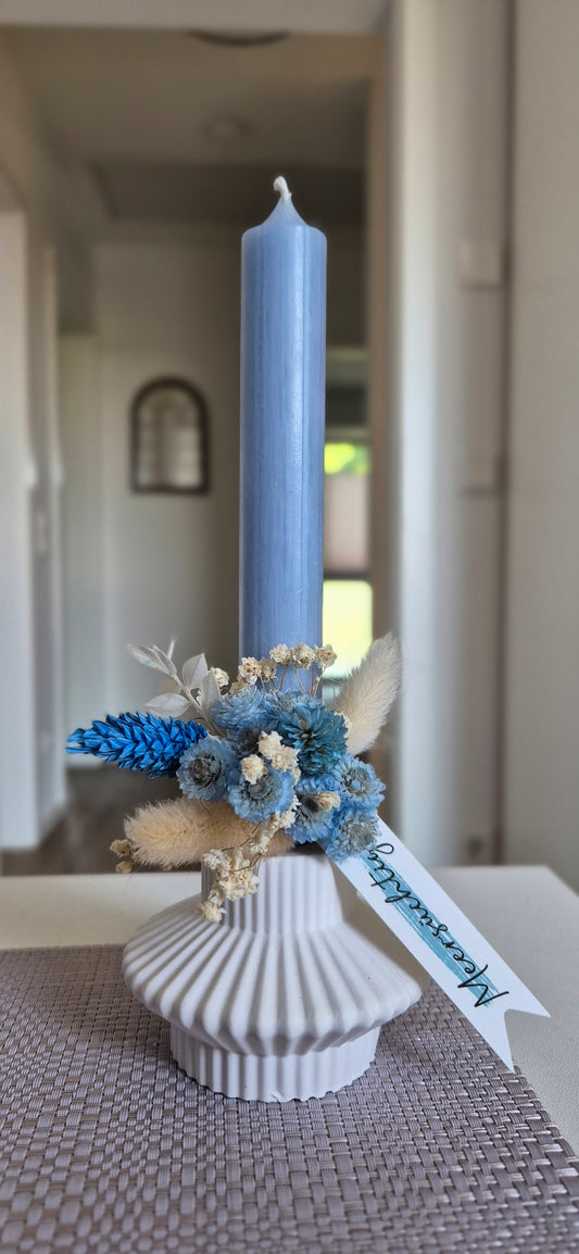 Kerzenhalter weiß aus Raysin mit Kerze und Trockenblumen