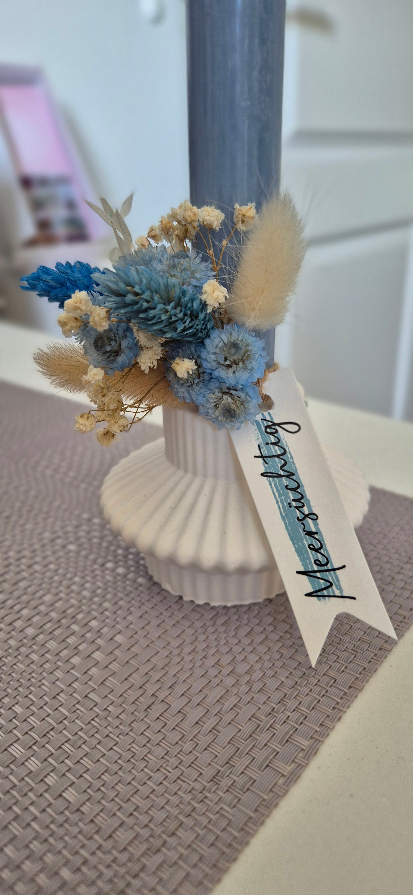 Kerzenhalter weiß aus Raysin mit Kerze und Trockenblumen