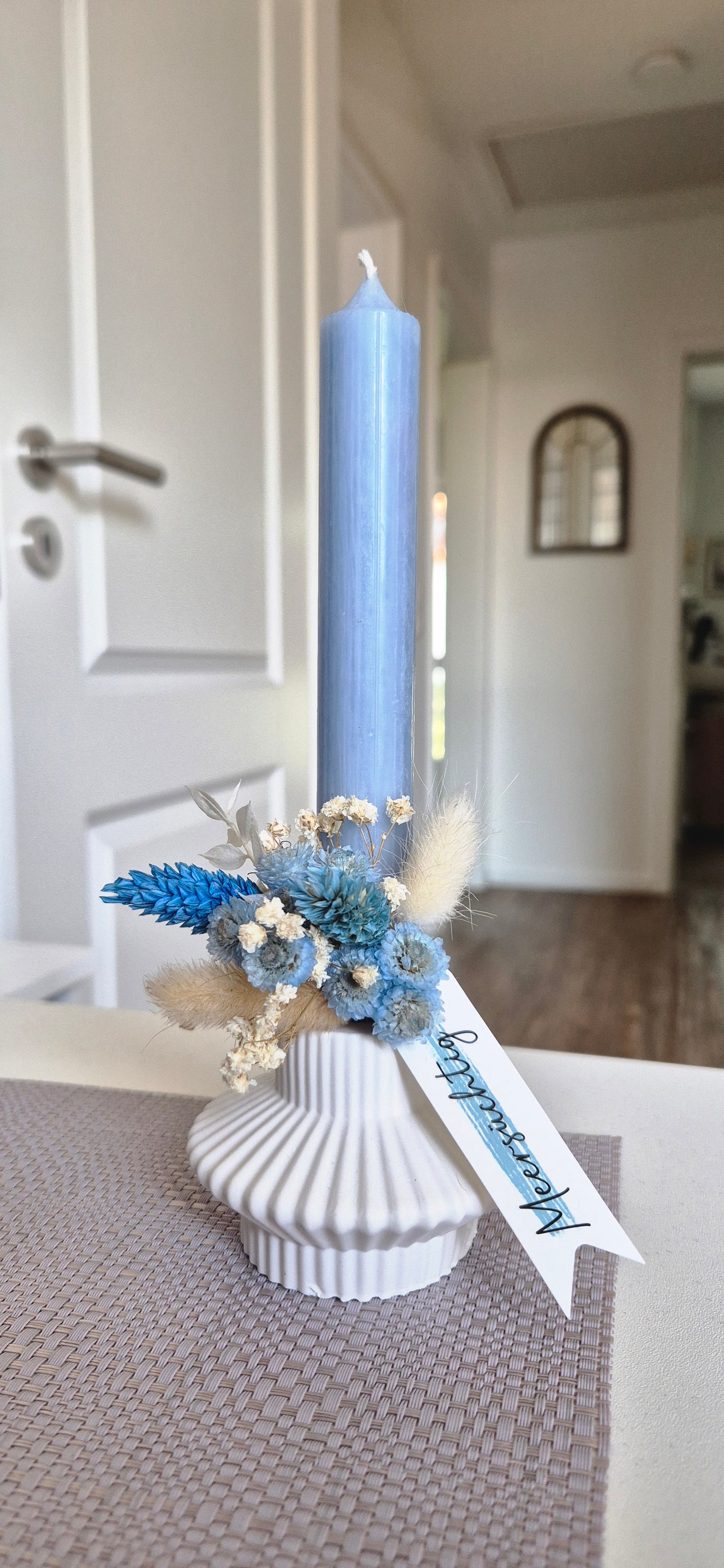 Kerzenhalter weiß aus Raysin mit Kerze und Trockenblumen