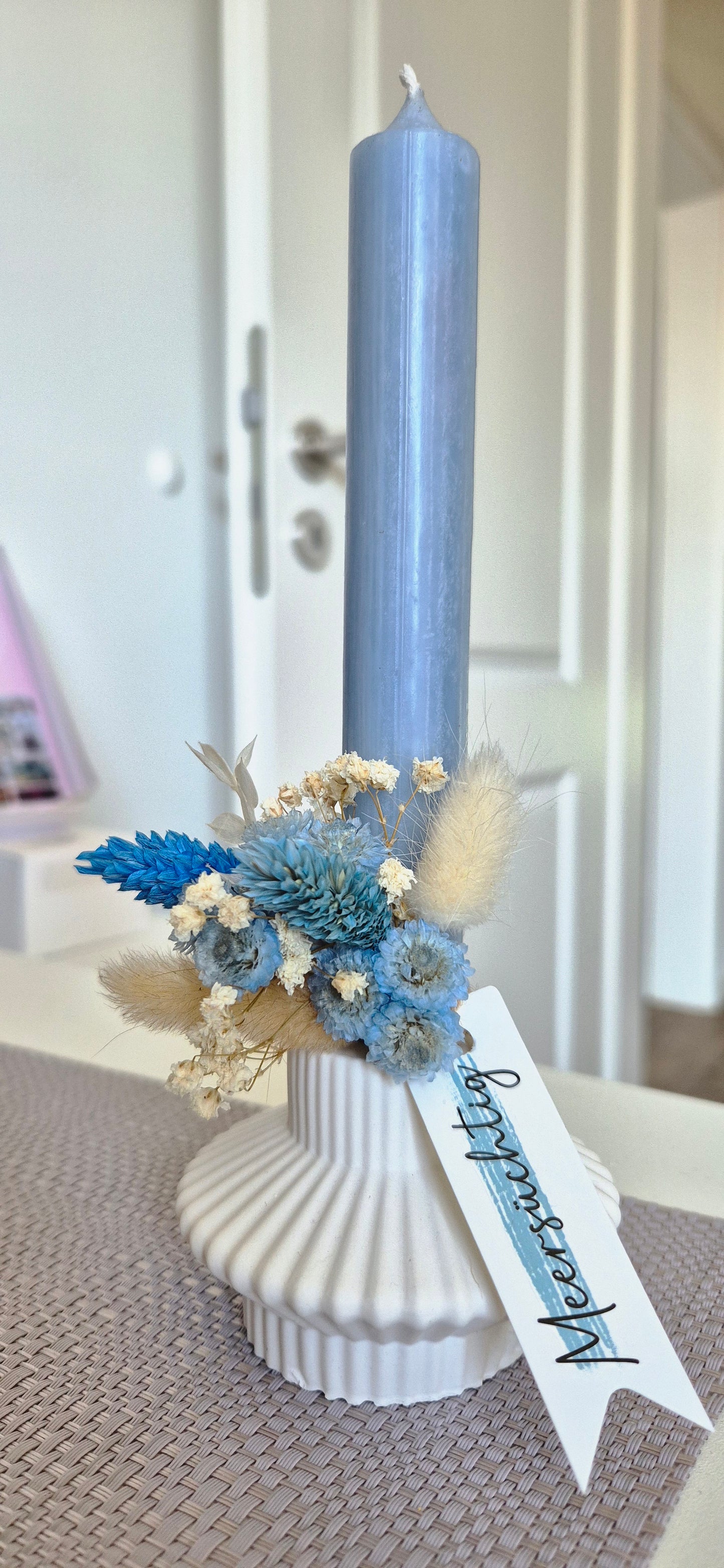 Kerzenhalter weiß aus Raysin mit Kerze und Trockenblumen