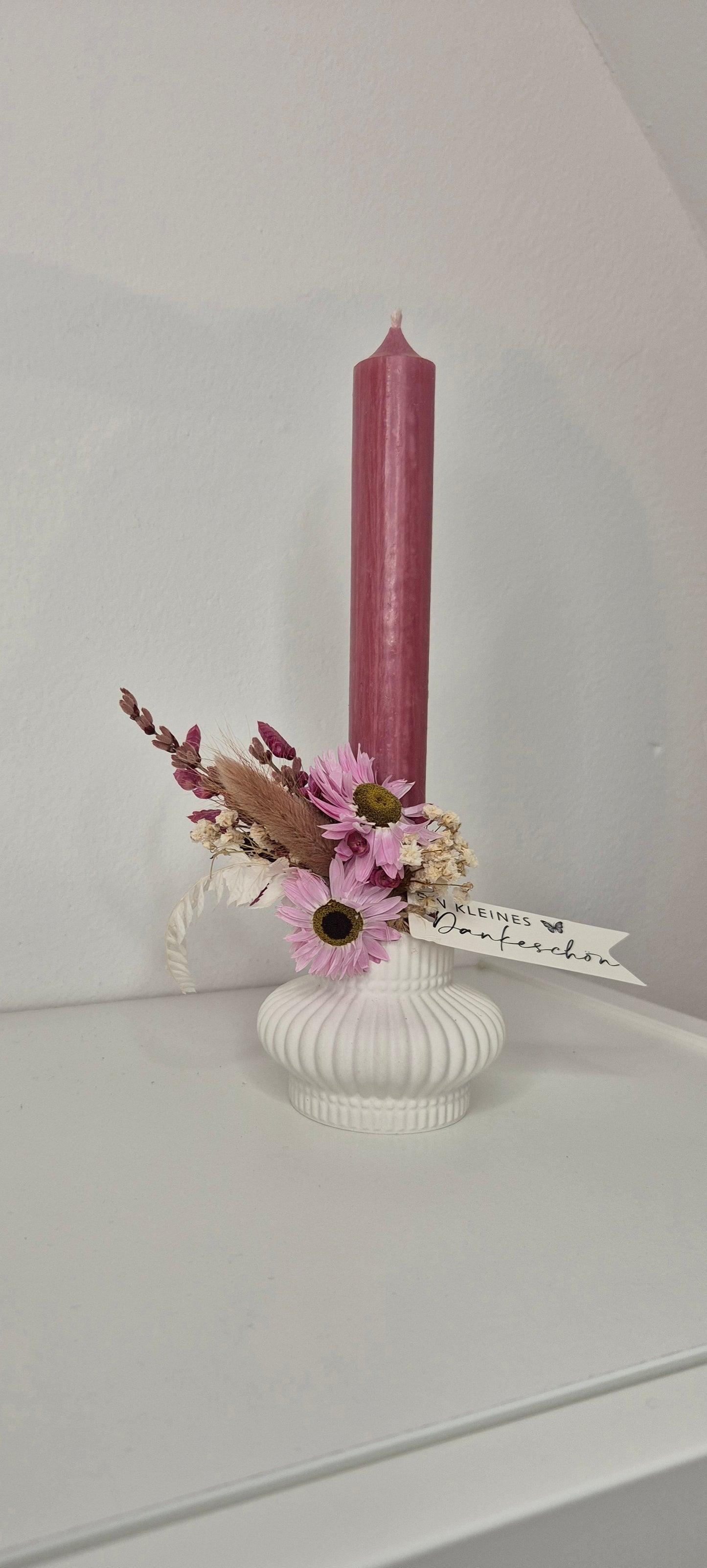 Kerzenhalter weiß aus Raysin mit Kerze "Vintage-Rosa" und Trockenblumen.