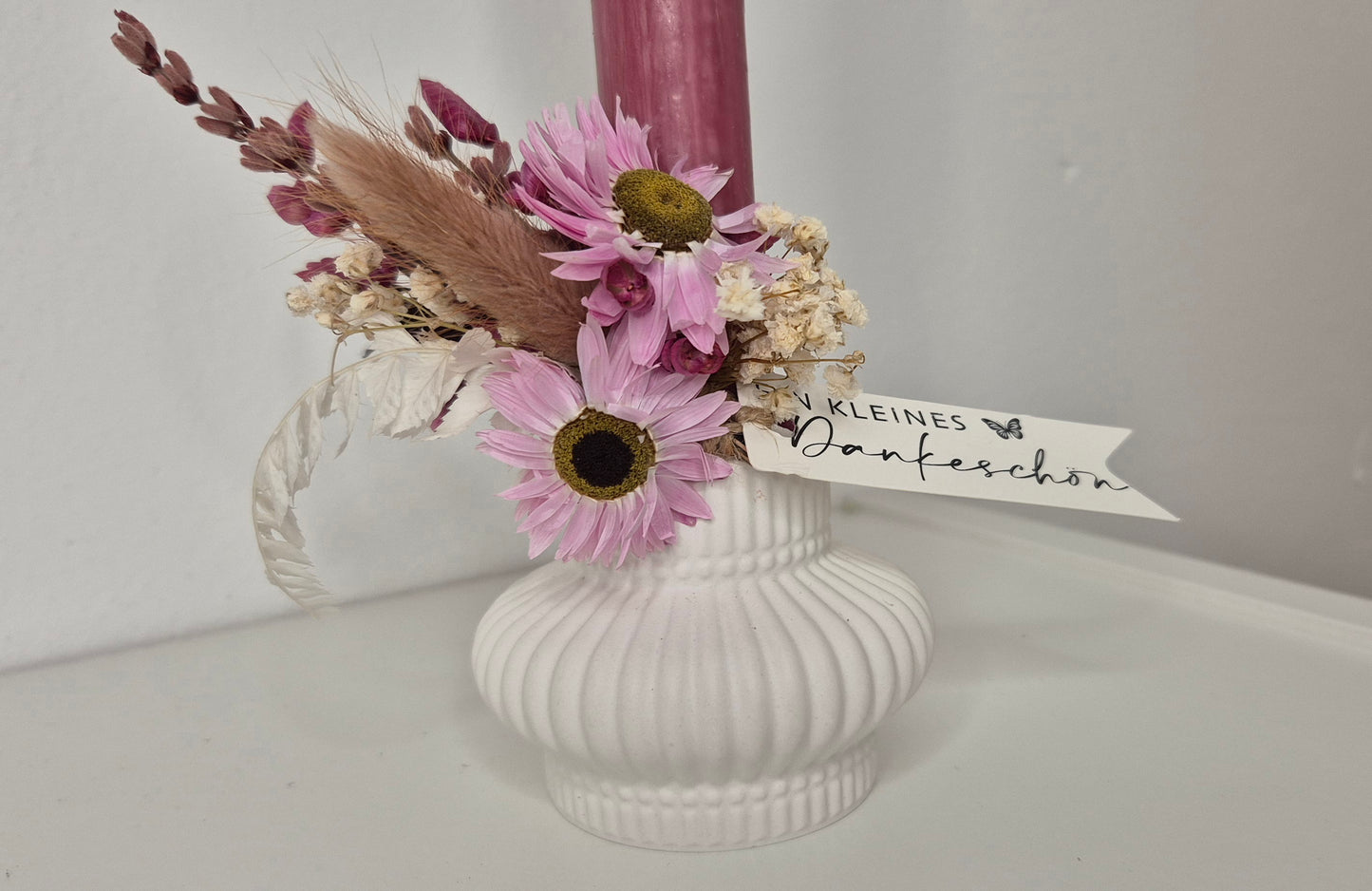 Kerzenhalter weiß aus Raysin mit Kerze "Vintage-Rosa" und Trockenblumen.