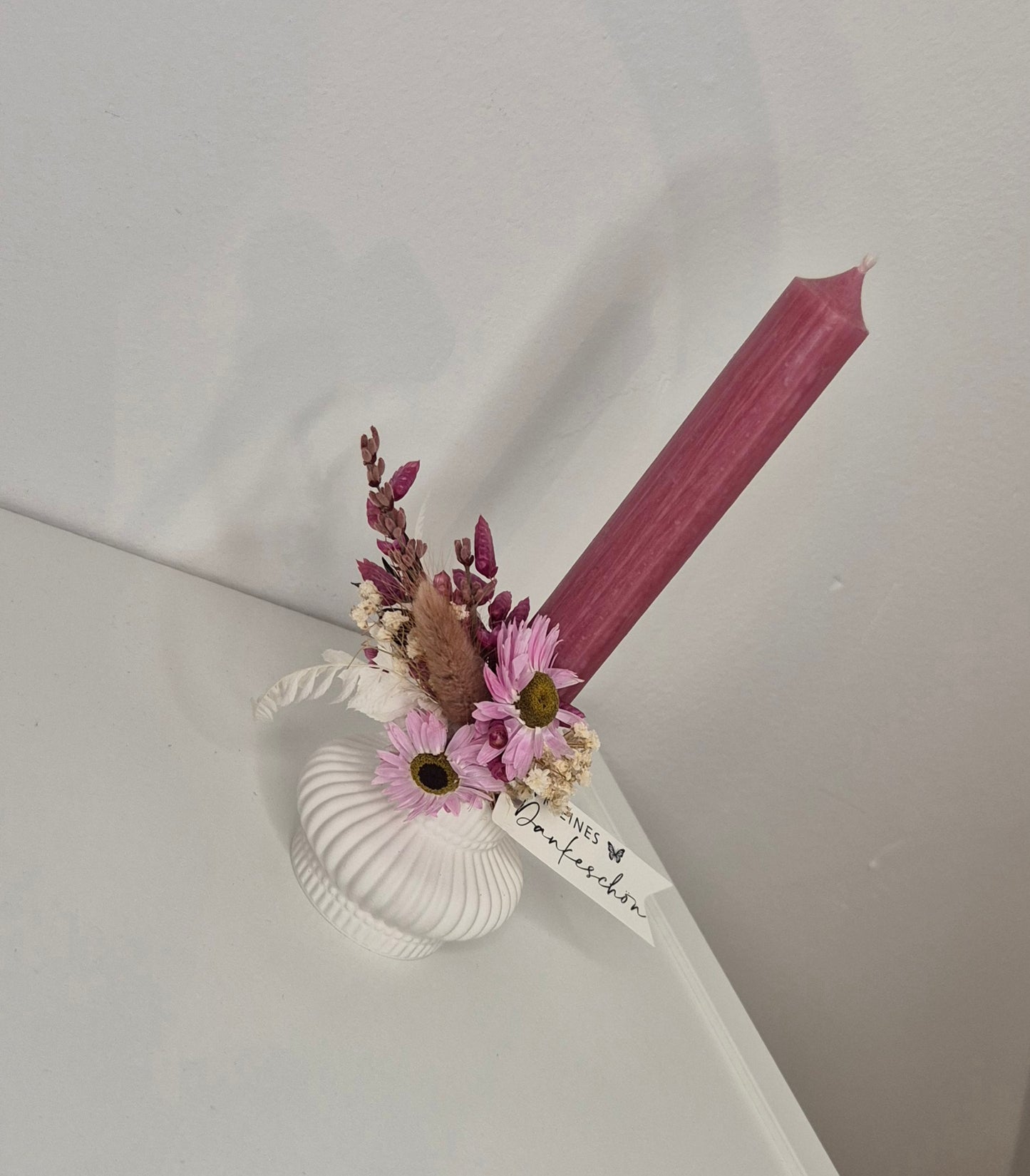 Kerzenhalter weiß aus Raysin mit Kerze "Vintage-Rosa" und Trockenblumen.