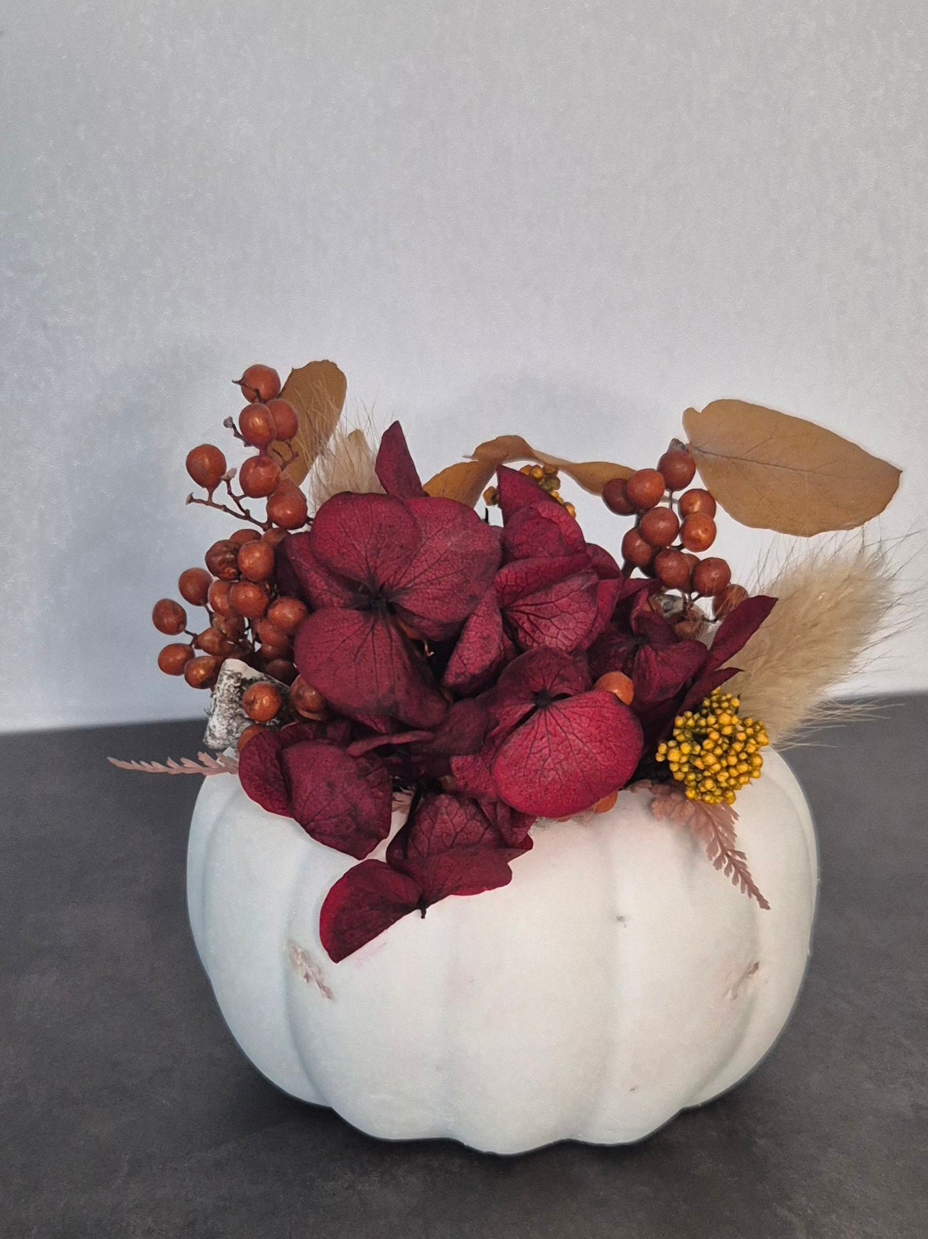 Kleiner Dekokürbis aus Raysin "Shabby-Weiß" mit herbstlichen Trockenblumen