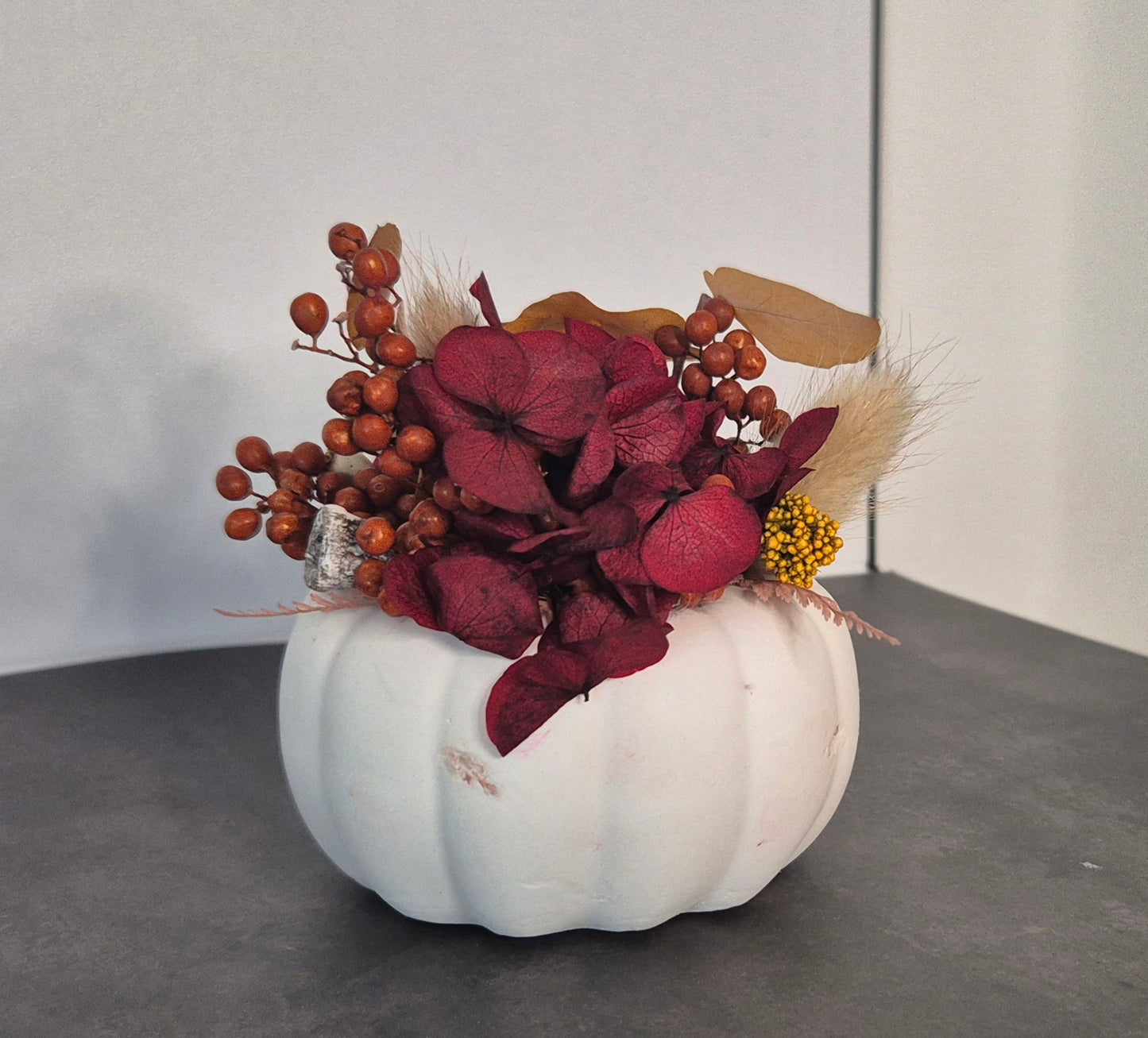 Kleiner Dekokürbis aus Raysin "Shabby-Weiß" mit herbstlichen Trockenblumen