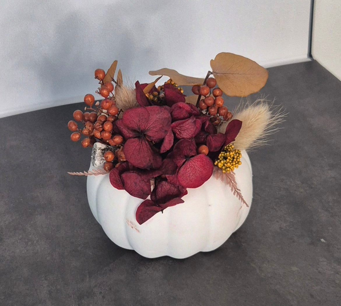 Kleiner Dekokürbis aus Raysin "Shabby-Weiß" mit herbstlichen Trockenblumen
