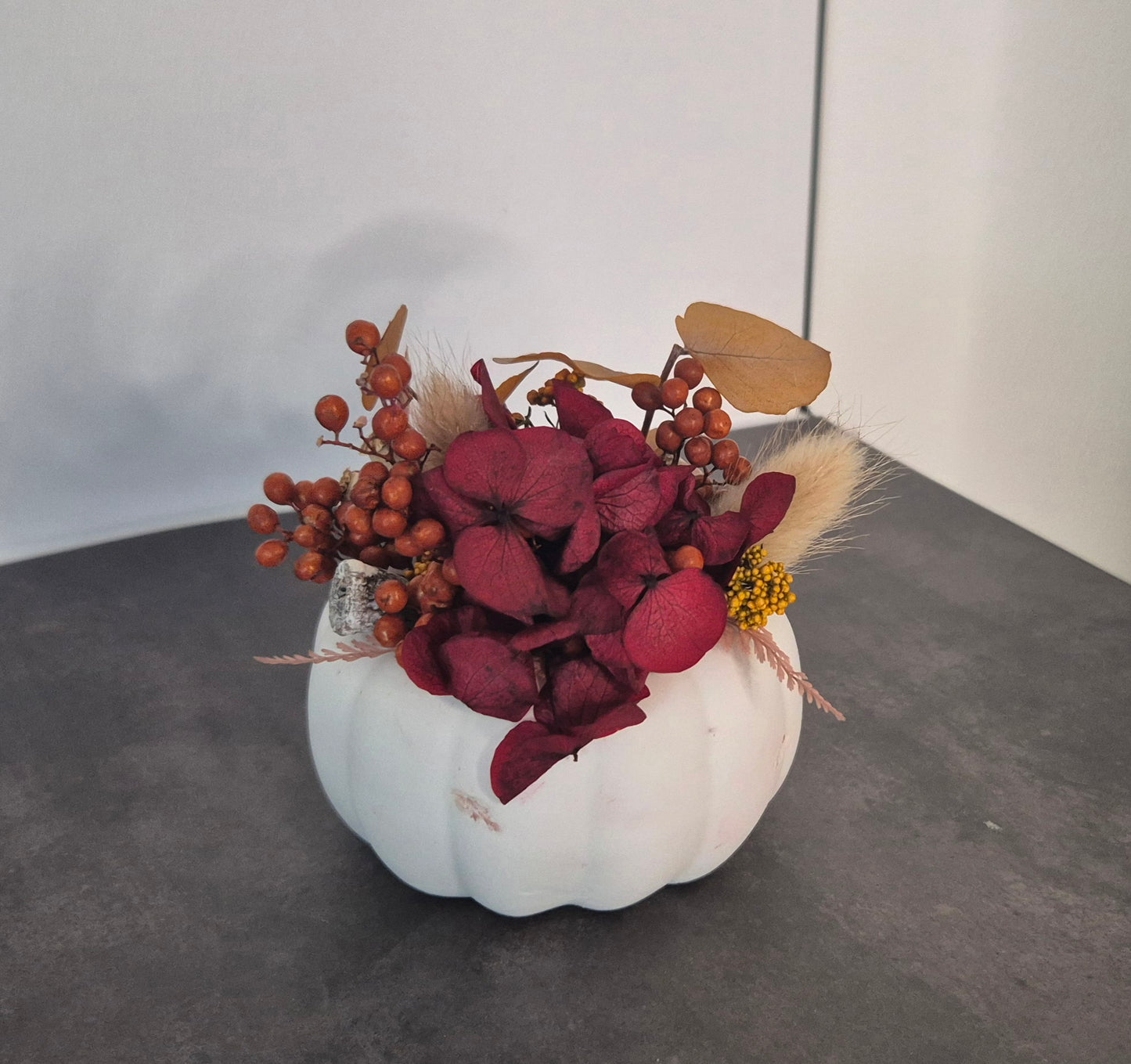 Kleiner Dekokürbis aus Raysin "Shabby-Weiß" mit herbstlichen Trockenblumen