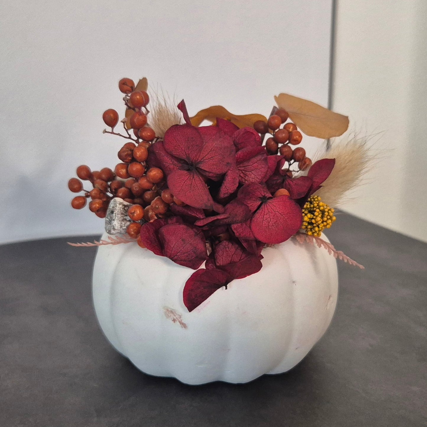 Kleiner Dekokürbis aus Raysin "Shabby-Weiß" mit herbstlichen Trockenblumen