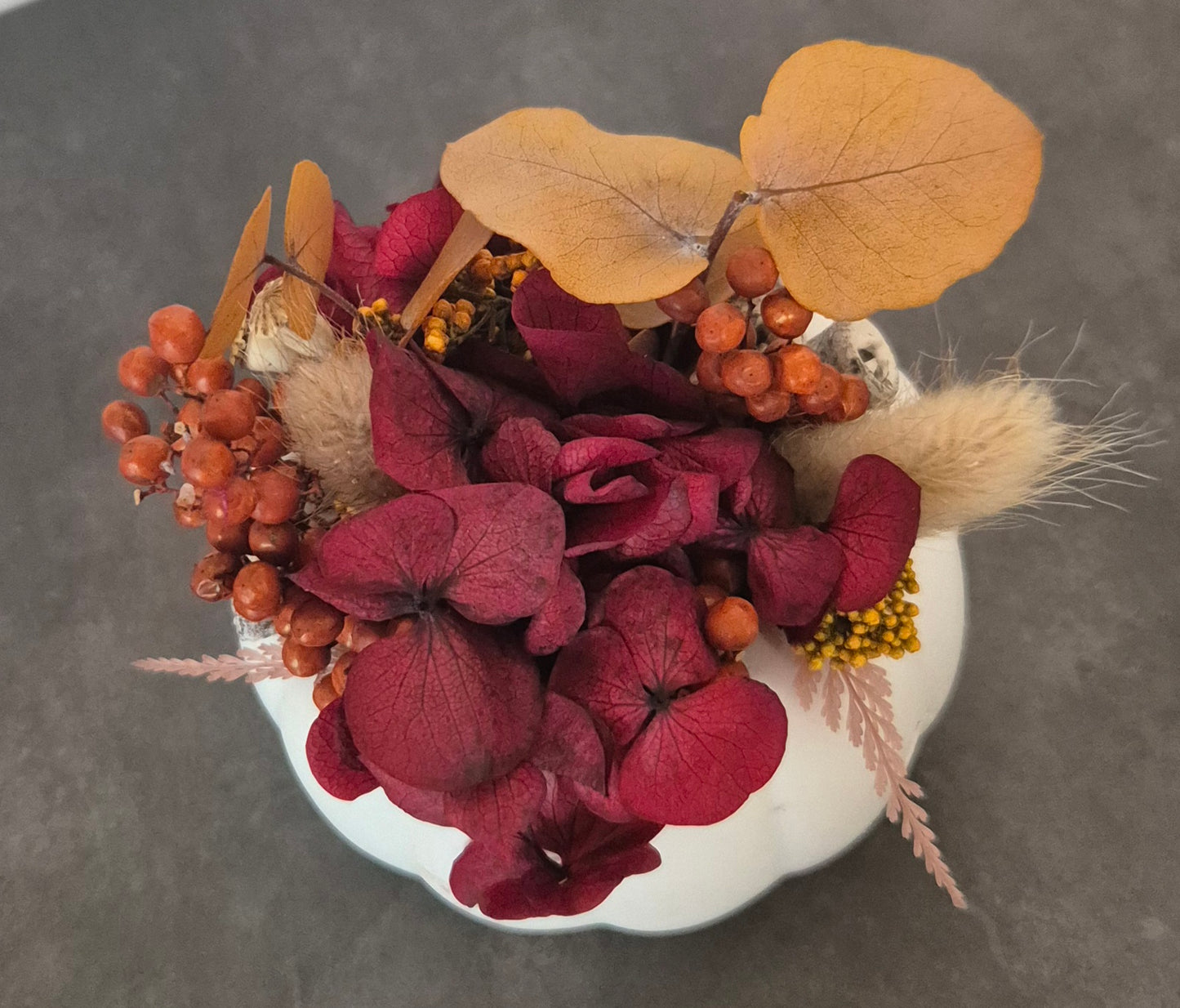 Kleiner Dekokürbis aus Raysin "Shabby-Weiß" mit herbstlichen Trockenblumen