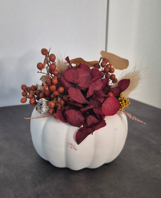 Kleiner Dekokürbis aus Raysin "Shabby-Weiß" mit herbstlichen Trockenblumen