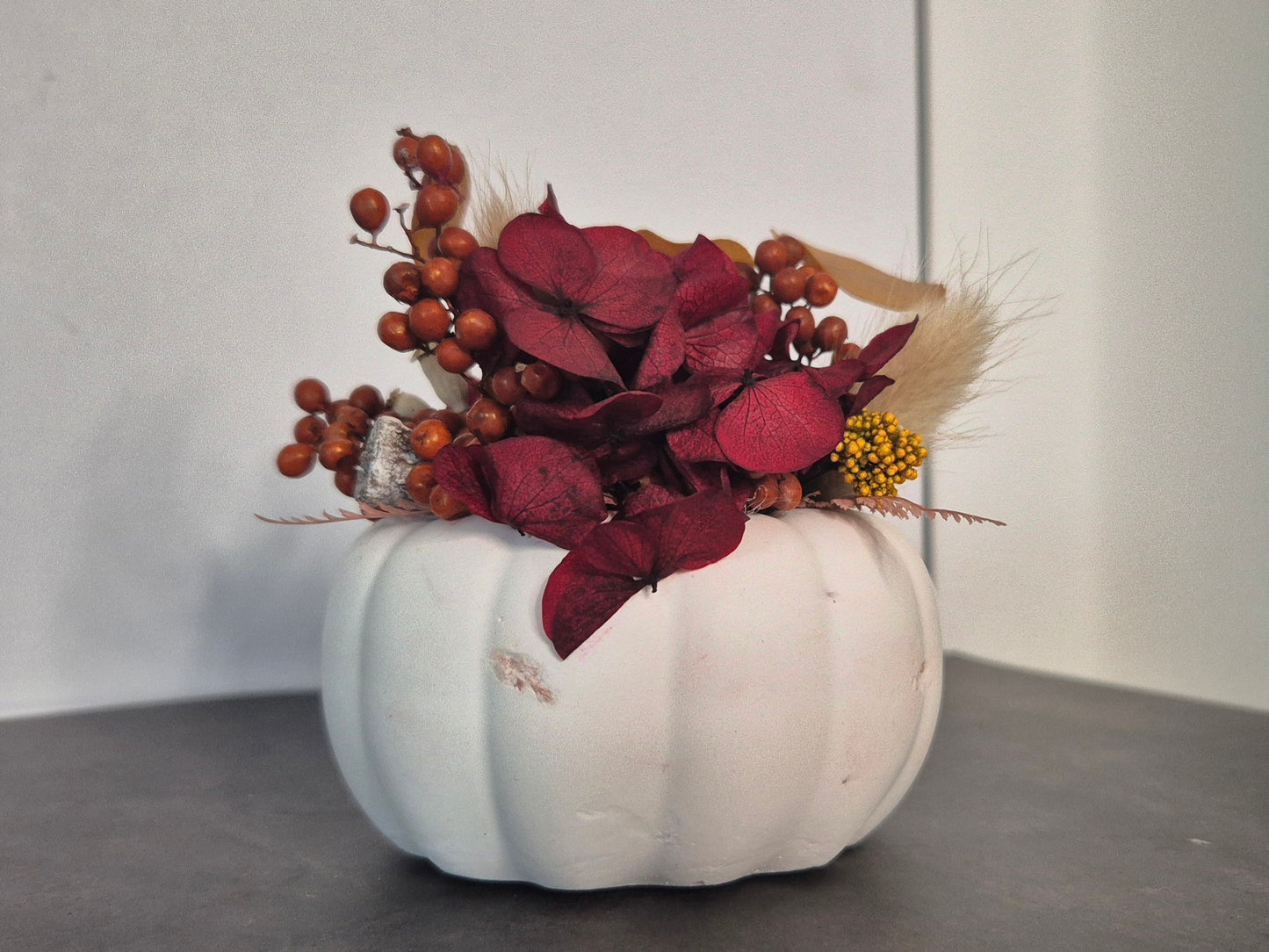 Kleiner Dekokürbis aus Raysin "Shabby-Weiß" mit herbstlichen Trockenblumen