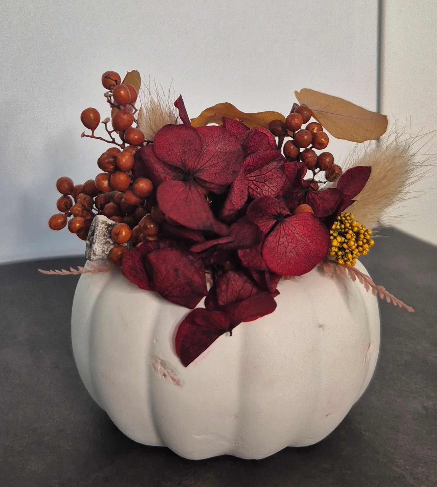 Kleiner Dekokürbis aus Raysin "Shabby-Weiß" mit herbstlichen Trockenblumen