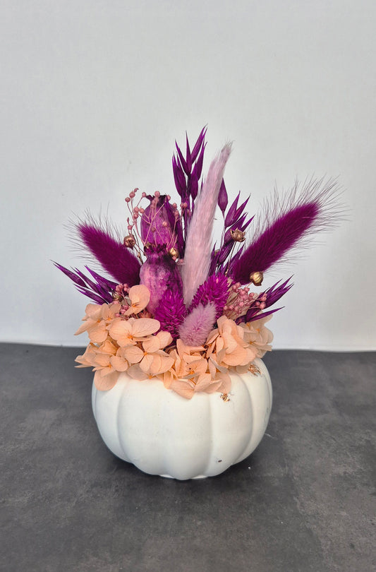 Kleiner Deko-Kürbis in weiß mit Roségoldenen Shabby-Details und Trockenblumen