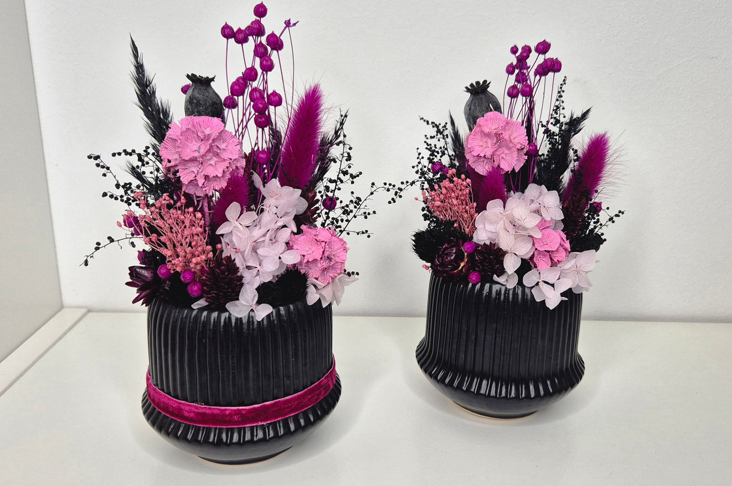 Kleines Gesteck im Keramiktopf in Schwarz-Pink