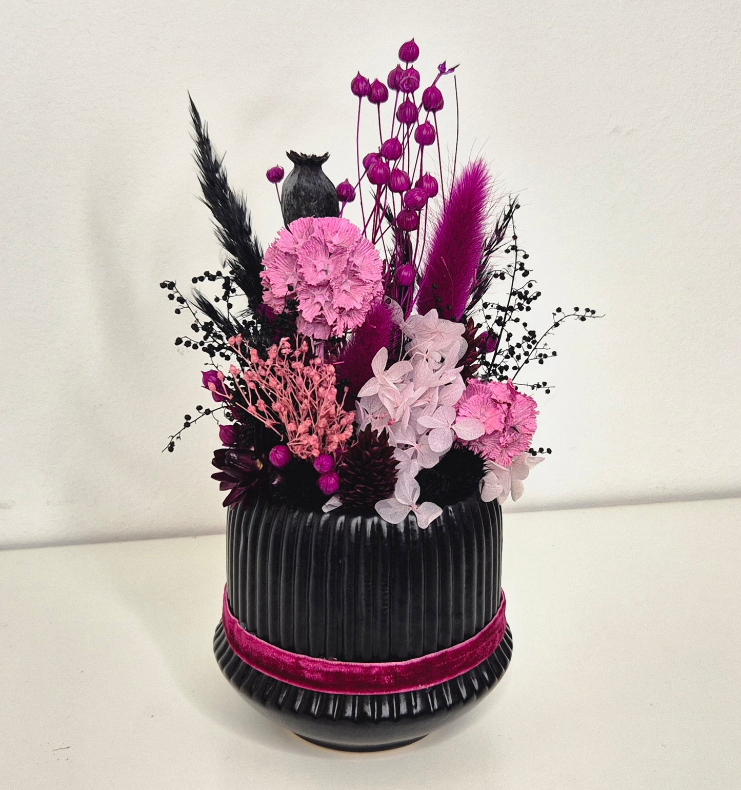 Kleines Gesteck im Keramiktopf in Schwarz-Pink