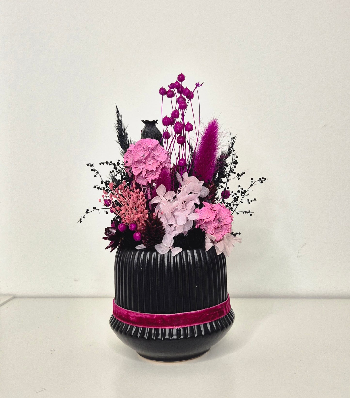 Kleines Gesteck im Keramiktopf in Schwarz-Pink