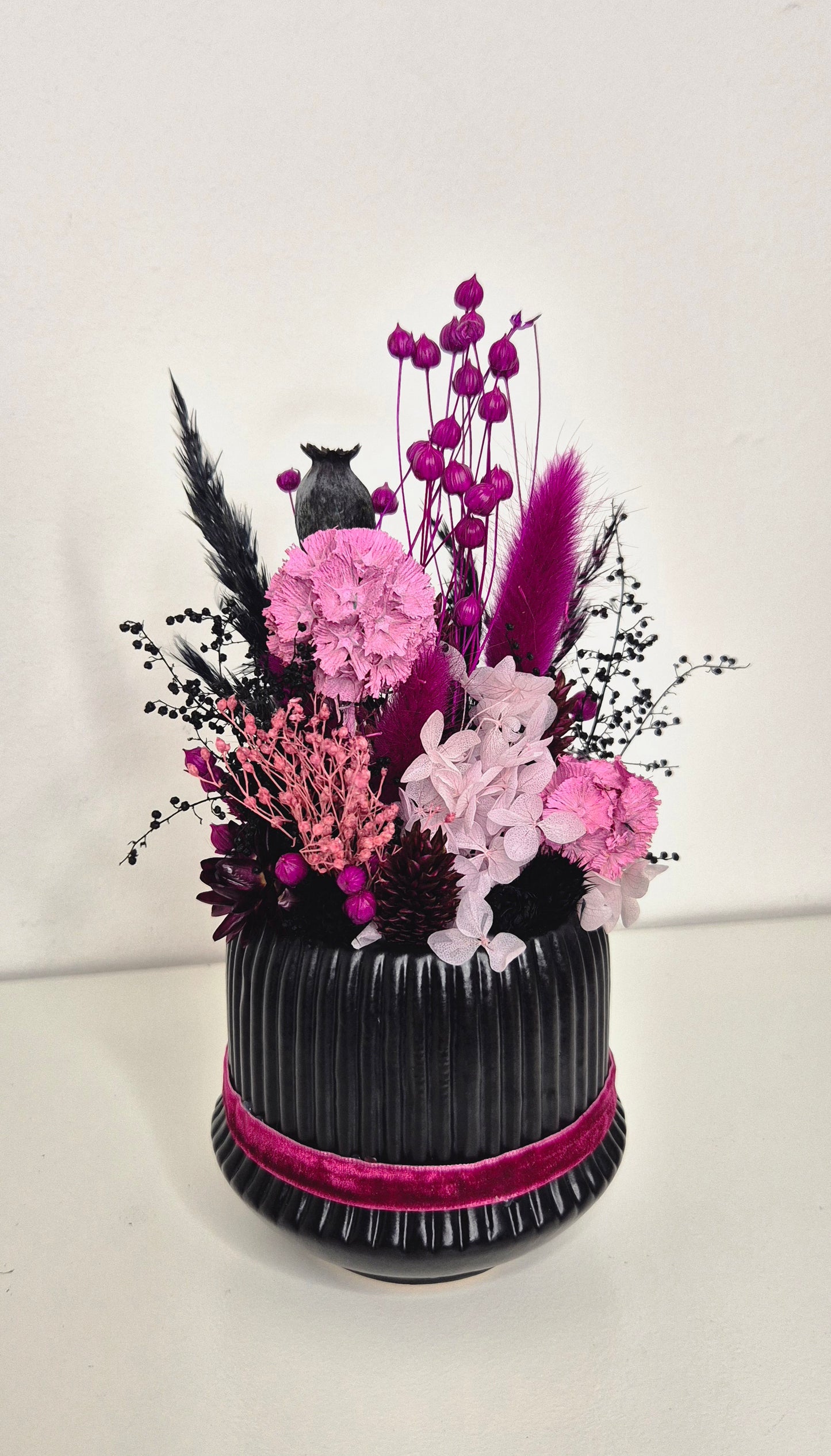 Kleines Gesteck im Keramiktopf in Schwarz-Pink