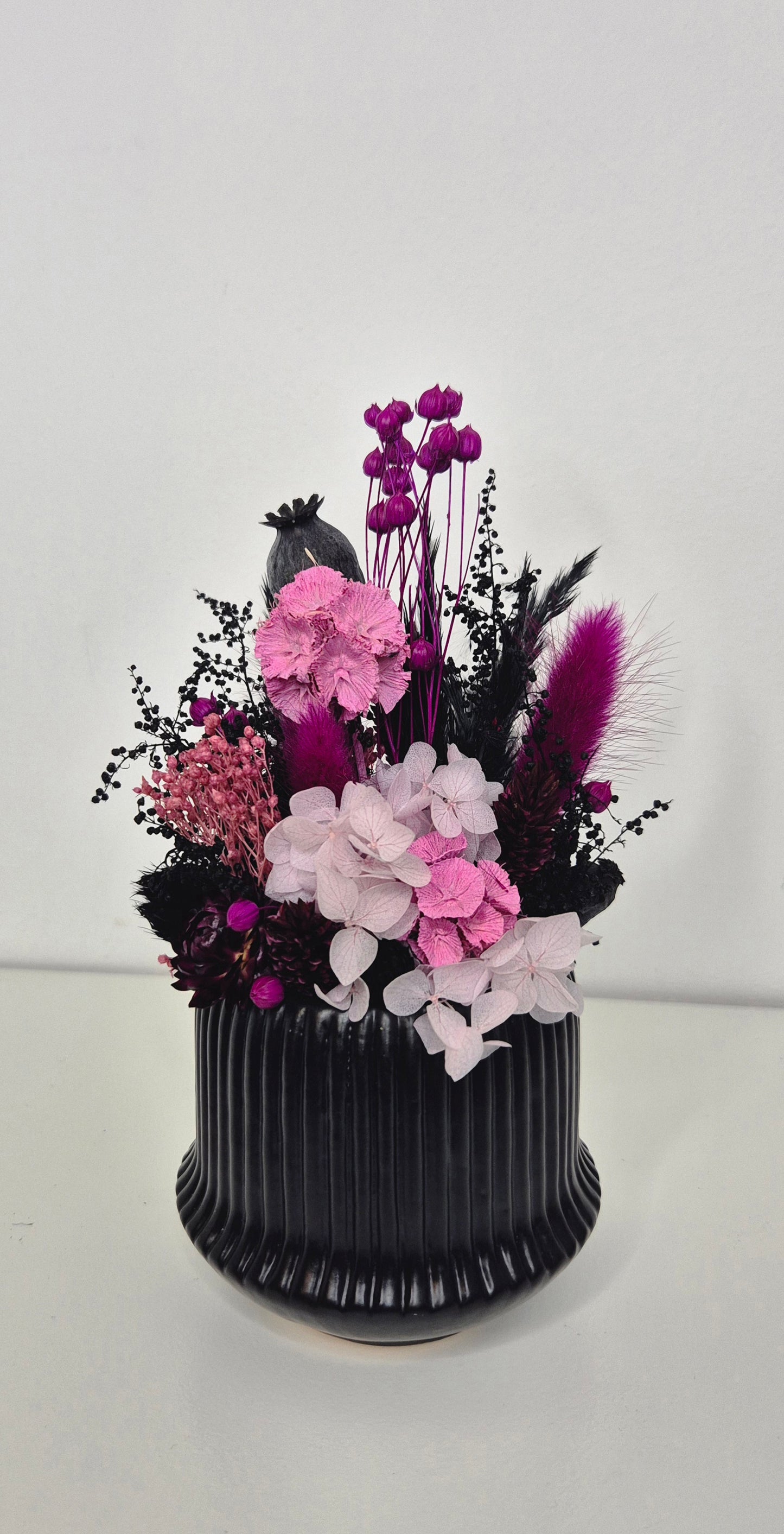 Kleines Gesteck im Keramiktopf in Schwarz-Pink