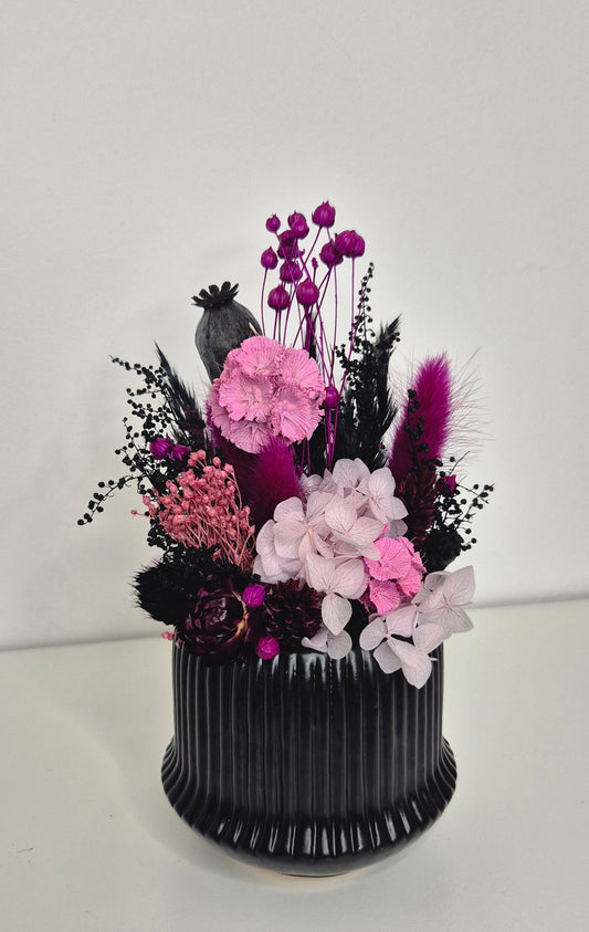 Kleines Gesteck im Keramiktopf in Schwarz-Pink