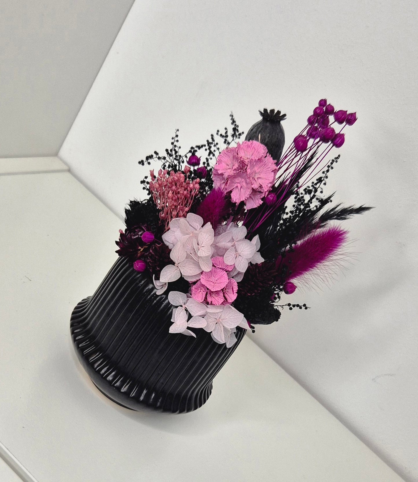 Kleines Gesteck im Keramiktopf in Schwarz-Pink