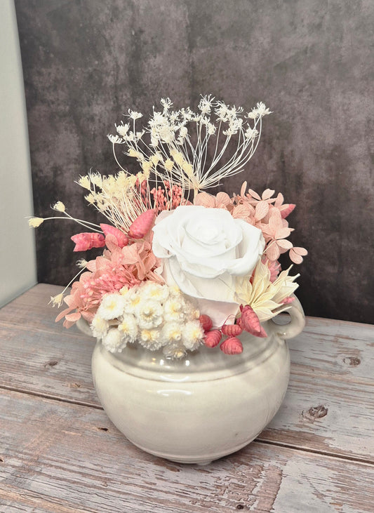 Kleines Gesteck im Keramiktopf in Cremé-Altrosa