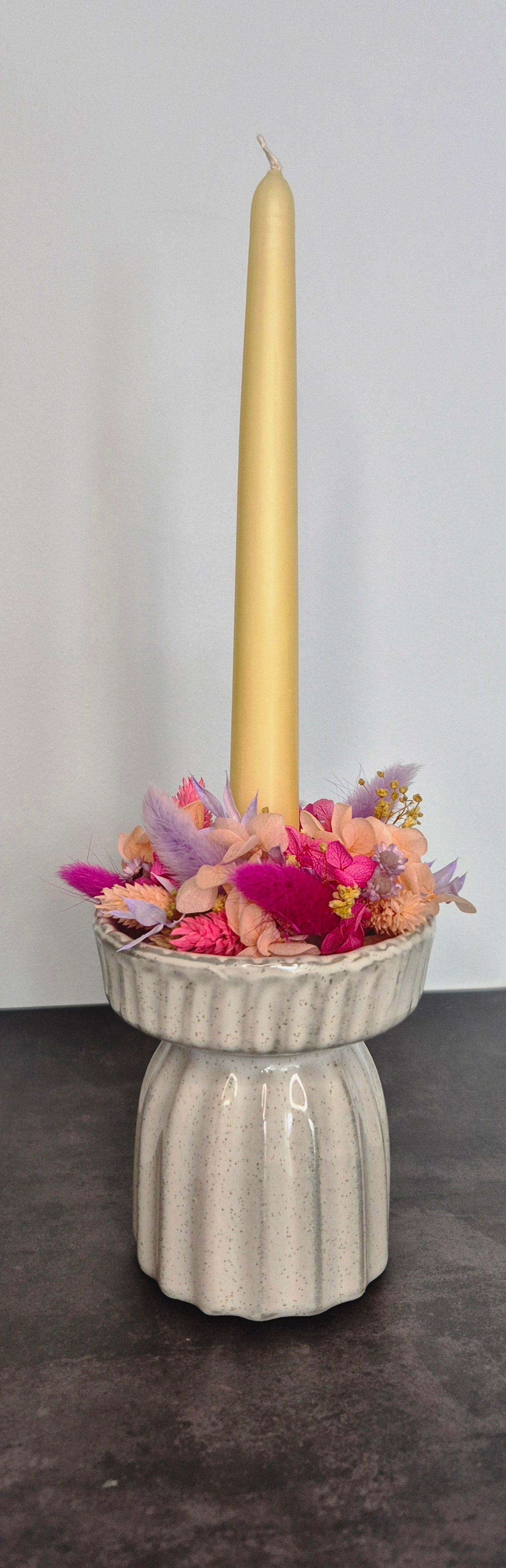 Kerzenhalter mit Trockenblumenkranz und Stabkerze "pastellgelb"