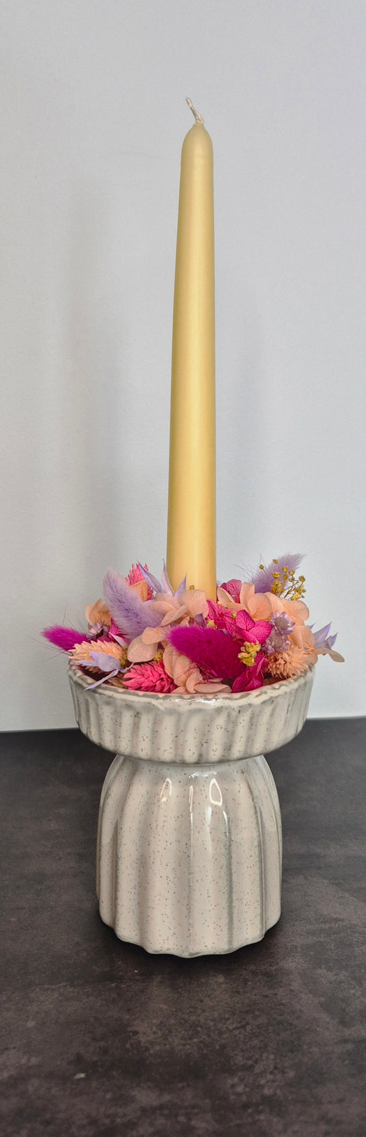 Kerzenhalter mit Trockenblumenkranz und Stabkerze "pastellgelb"