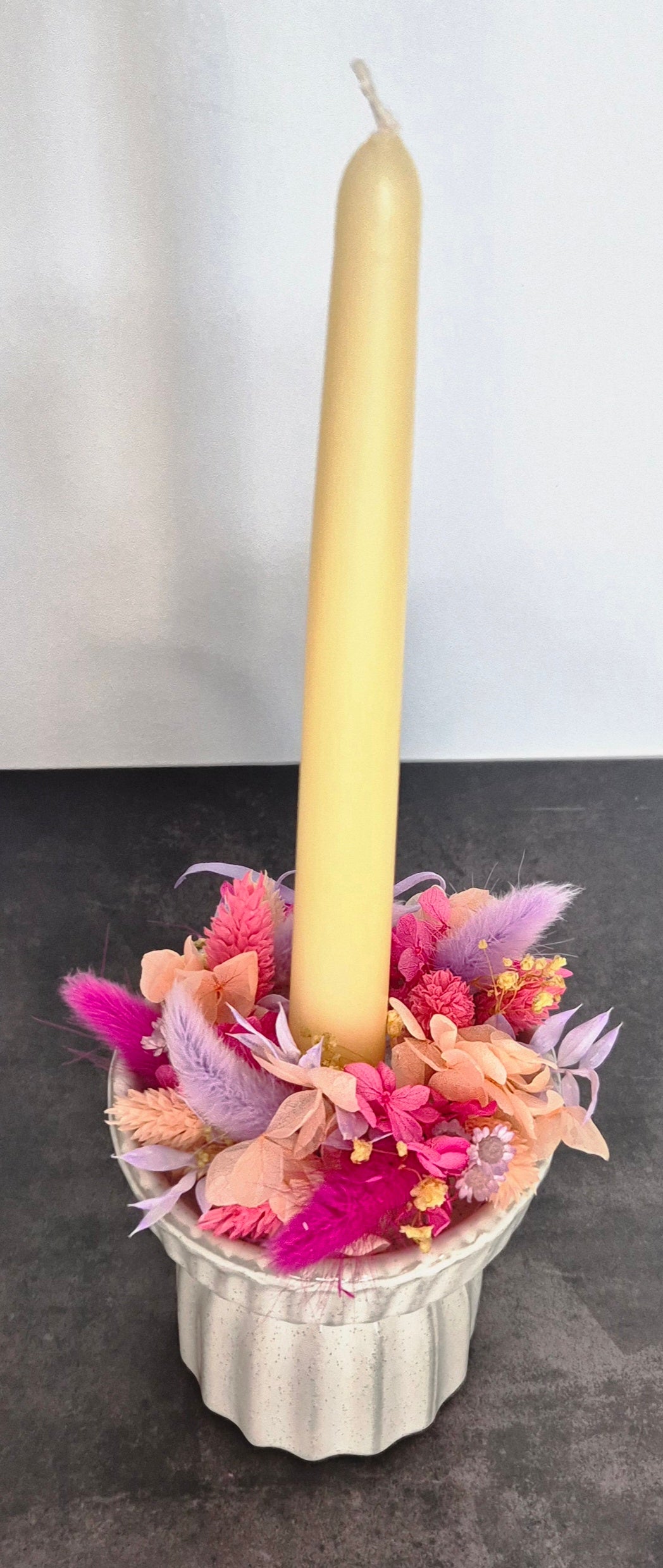 Kerzenhalter mit Trockenblumenkranz und Stabkerze "pastellgelb"